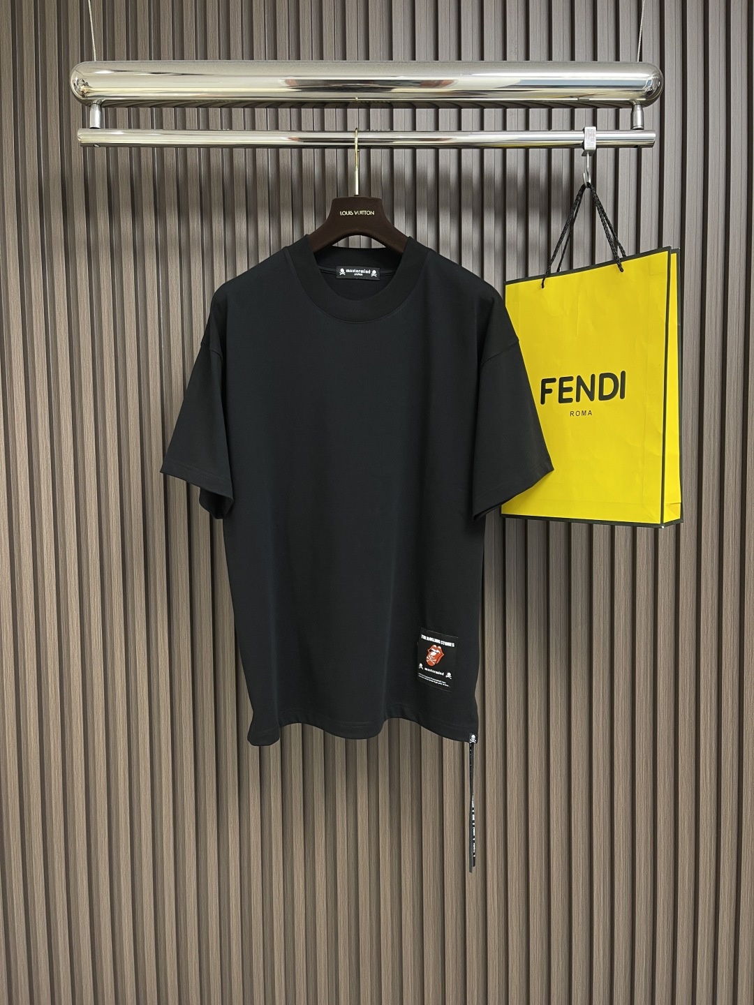 NO:159658,mmj joint Rolling Stones 2025ss Spring and Summer New Joint Short-Sleeve T-shirt, Overall fixed-woven, dyed pure cotton fabric, Gao Ke remade custom Rolling Stones band red tongue weaving wheat, the focus is on the back, the large-sided thick plate printing process is concave and convex. Stylish, with different visual effects in different environmental environments, the details are handled very well, a top-notch item that will never be outdated. Size S-XL, T-shirt,tees, t-shirt,alexander wang19860909mmj 联名滚石乐队 2025ss春夏新款联名短袖T恤,整体定织定染纯棉面料,高克重制作前幅定制滚石乐队红色小舌头织麦,重点在后幅,大面厚版印花工艺凹凸 有型的,在不同的环境环境里有着不同的视觉效果,细节处理的非常到位,一件永远不会过时的顶级单品.尺码S-XL,,T-shirt,tees，t-shirt,alexander wang,Men's clothing