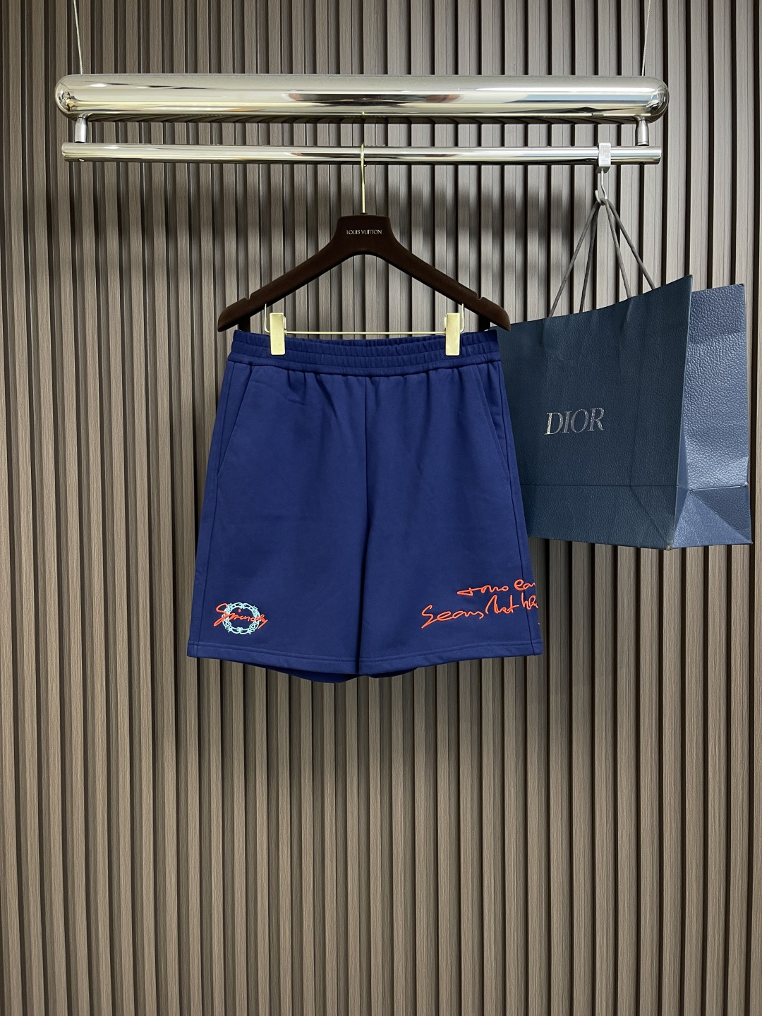 NO:159683,Givenchy  Embroidered letter shorts have become a fashionable item for unisex with their unique design and comfortable wearing experience. They are made of high-quality fabrics, soft and breathable, and can remain refreshing and not stuffy even in hot summer. In terms of the style design, it cleverly combines casual and fashionable elements, which is suitable for daily casual outfits, and can easily control various semi-formal occasions. The most eye-catching thing is the exquisite embroidered letters at the hem, which not only add a sense of detail, but also highlights the wearer's personality and taste.  This design is simple and yet stylish. Whether it is simple or elegant, it can easily create a unique trendy style. In addition, this mid-pants also offers a variety of color choices to meet the needs of different styles and occasions. Whether it is urban youth who pursue fashion or home people who focus on comfort, they can find their own unique charm in this mid-pants. Size S-XL, given, shorts, alexander  wang19860909Givenchy 刺绣字母短裤,以其独特的设计与舒适的穿着体验,成为了男女皆宜的时尚单品.采用优质面料,柔软透气,即使在炎炎夏日也能保持清爽不闷热.版型设计上,它巧妙融合了休闲与时尚元素,既适合日常休闲穿搭,也能轻松驾驭各种半正式场合.最引人注目的莫过于其下摆处的精致刺绣字母,不仅增添了细节感,更彰显出穿着者的个性与品味.这种设计既简约又不失格调,无论是搭配简约还是优雅,都能轻松打造出别具一格的潮流风范.此外,这款中裤还提供了多种颜色选择,满足不同风格与场合的需求.无论是追求时尚的都市青年,还是注重舒适的居家一族,都能在这款中裤中找到属于自己的那份独特魅力.尺码S-XL,,givenchy,shorts,alexander wang,Men's clothing