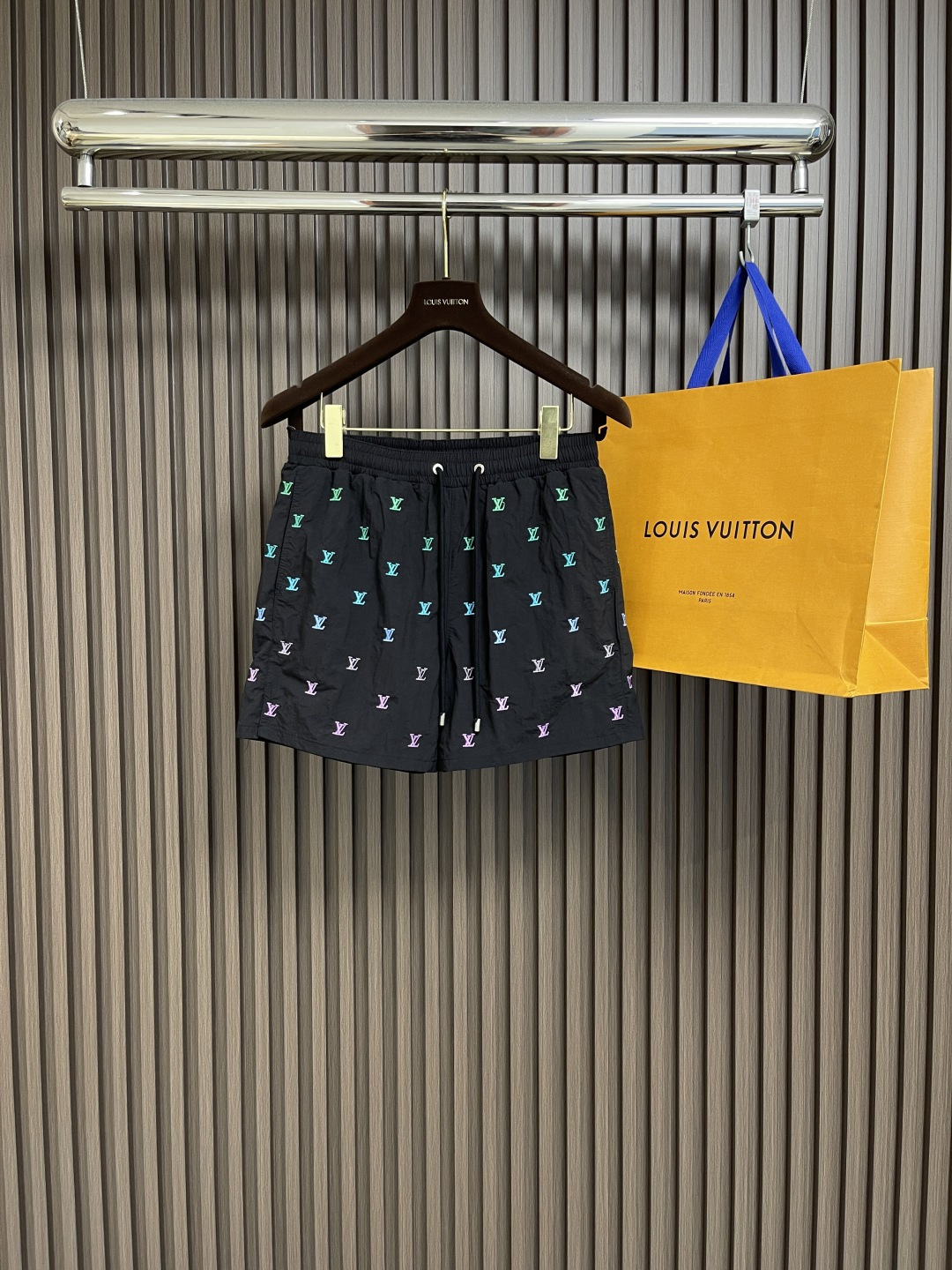 NO:475775,LV 2025ss new beach shorts, with a technological fabric shaping side slit design, and embroidery technology gives the full picture Iv blason logo elegant gradient effect. The Iv inscription end injects metal edge into the waist drawstring. Size S-XL,,louis vuitton, shorts,alexander wang19860909LV 2025ss新款沙滩短裤,选用科技面料塑造侧开衩设计,再以刺绣工艺赋予全幅 Iv blason 标识雅致渐变效果.Iv 铭纹端头为腰间抽绳注入金属锋芒.尺码S-XL,,louis vuitton,shorts,alexander wang,Men's clothing