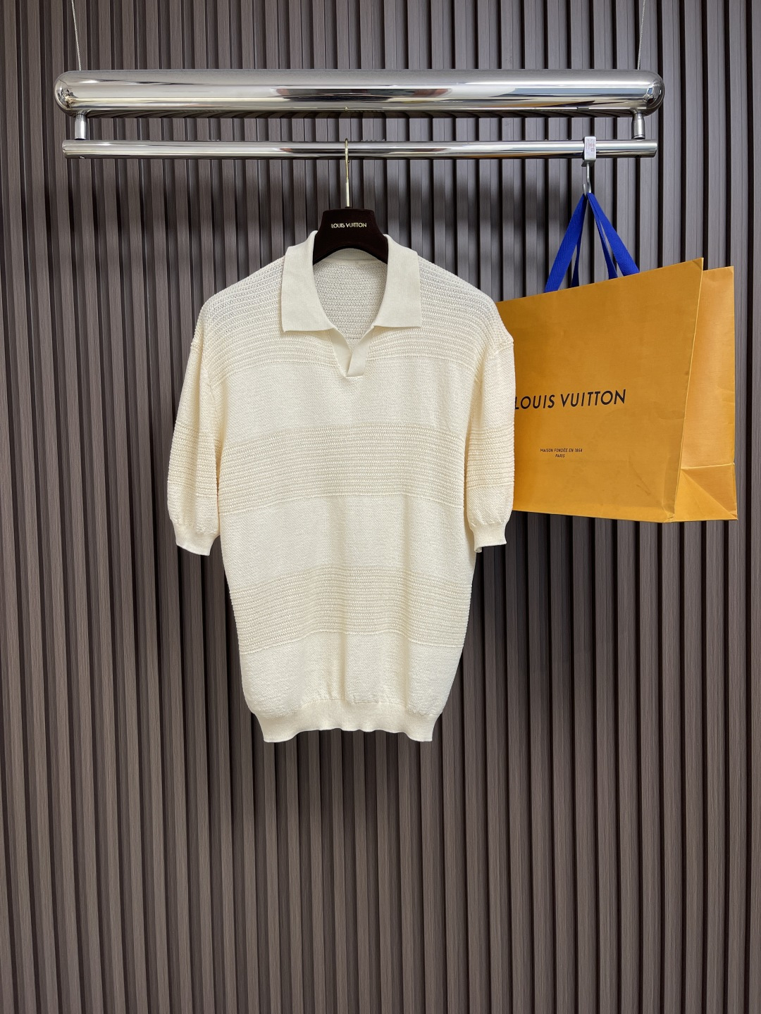 NO:411881,lp 1990ss early spring fashion men's short-sleeved striped knitted polo shirt, a very star-level item, with a very high appearance, both atmospheric and connotation, full of details, fully reflecting the brand's low-key and luxurious style, the overall visual is full of vitality and youthfulness, and the upper body is full of temperament!  Size 48-50-52-54, loro piana, T-shirt, alexander wang19860909lp 1990ss早春时装款男士短袖条纹针织polo衫,非常明星级的一款单品,颜值度极高,即大气又有内涵,细节感满满,充分体现了品牌低调且奢华的风格,整体的视觉充满活力和年轻态,上身满满的气质！尺码48-50-52-54,,loro piana,T-shirt,alexander wang,Men's clothing