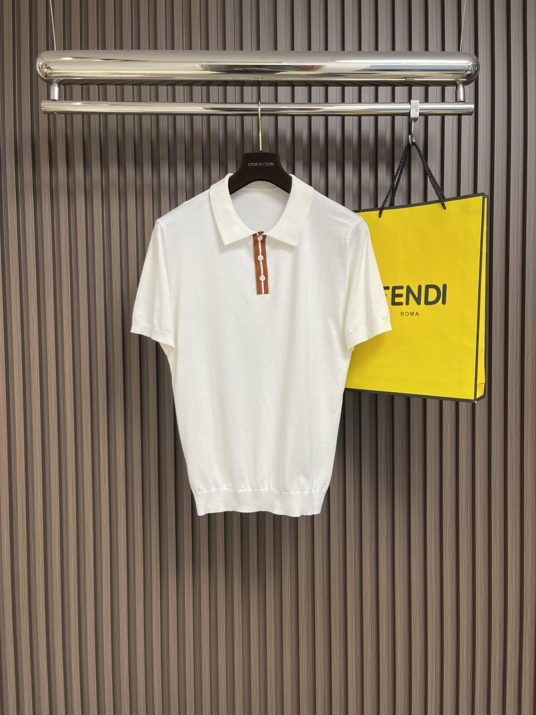 NO:159654,Zegna 2025ss classic short-sleeved knitted POLO, with its simple yet fashionable design, has become a must-have item for unisex wardrobe. It uses high-quality customer-supplied materials, delicate and soft, skin-friendly and comfortable, and the same tailoring design is suitable for men to show a steady and restrained temperament, and also for women to show the charm of casualness and freedom. Whether it is matched with jeans or casual pants, you can easily control various occasions, from daily travel to casual parties, you can become the focus. Size 48-50-52-54, ,jeans, T-shirt, alexander wang19860909Zegna 2025ss经典款短袖针织POLO,以其简约而不失时尚的设计,成为了男女皆宜的衣橱必备单品.选用优质客供材质,细腻柔软,亲肤舒适,男女同款的剪裁设计,既适合男性展现稳重内敛的气质,也适合女性彰显随性洒脱的魅力.无论是搭配牛仔裤还是休闲裤,都能轻松驾驭各种场合,从日常出行到休闲聚会,都能让你成为焦点.尺码48-50-52-54,,jeans,T-shirt,alexander wang,Men's clothing