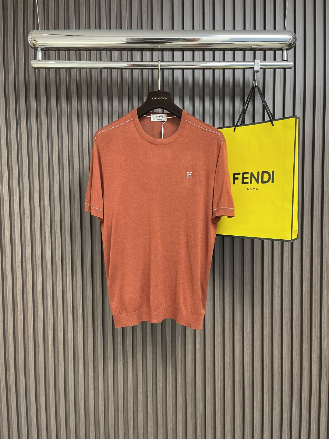 NO:159652,Hermes Vibrant Orange Tennis Knitted Couple Short-sleeved T-shirt, French high-end products, high-quality control items with H attributes, couples styles!  H Vital Orange, Classic Color!  A magical artifact for showing whiteness!  Selected Tencel knitted fabric, which has a soft touch and good breathability, is skin-friendly and comfortable, as if surrounded by a gentle breeze. The simple round neck design is classic and versatile, fits the neckline and shows elegant posture. The exquisite 