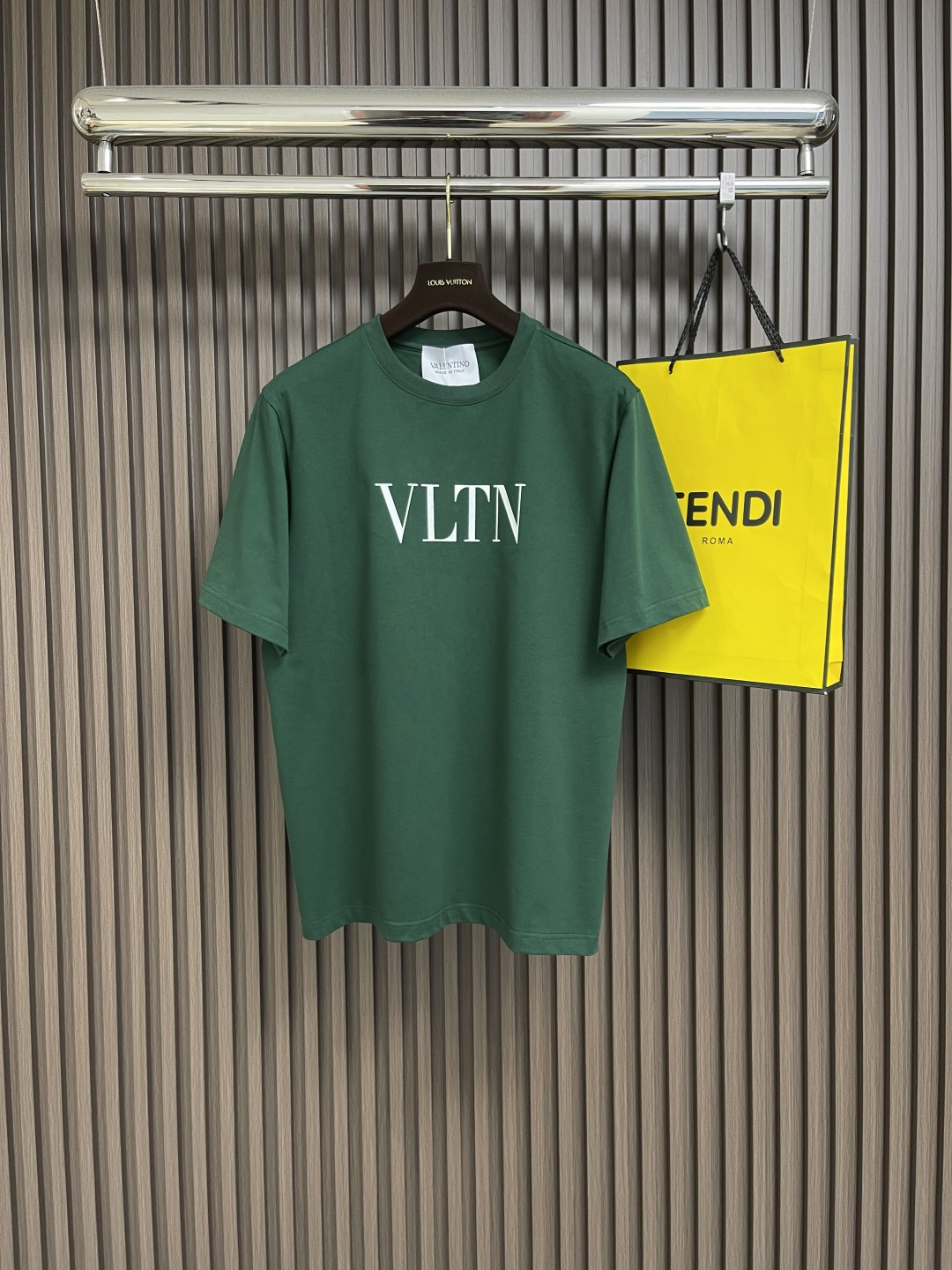 NO:159650,Valentino large letter printed high-quality cotton spring green short-sleeved T-shirt, this Valentino green short-sleeved spring green, like a touch of vigorous green blooming in the clothes, full of vitality. Gaoke pure cotton material is thick and textured, skin-friendly and breathable, and every inch tells comfort and freedom. The eye-catching 