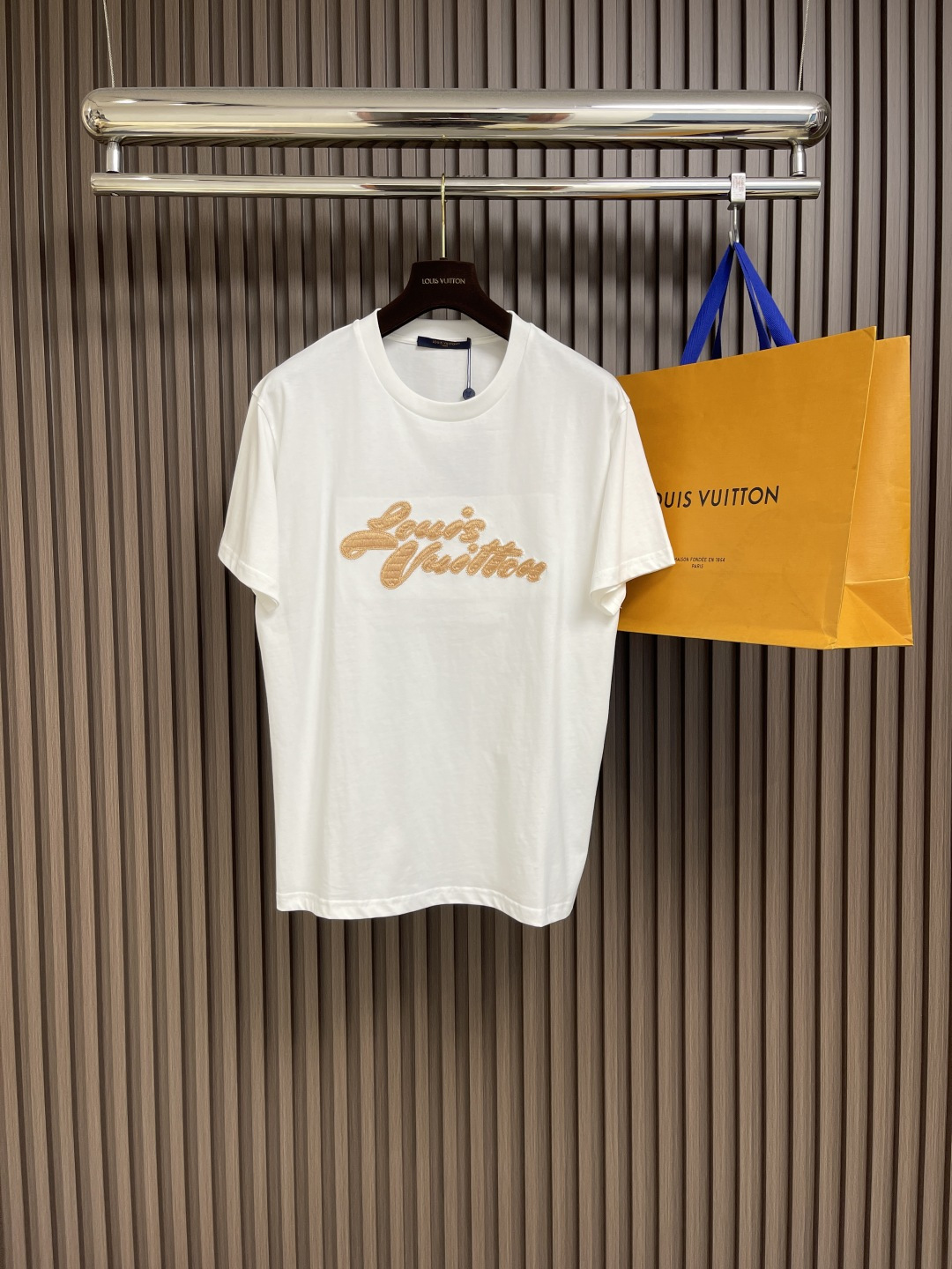 NO:162262,LV signature embroidered letter short-sleeved T-shirt, the fabric is made of pure cotton and embroidered patches. The overall thread is straight and delicate, the fabric is comfortable and soft, and the color is consistent and no color difference. It can be matched with the same style to create a fashionable look, control various occasions, customize auxiliary materials, complete three standards, the same style for men and women!  Size S-XL, louis vuitton, T-shirt,tees, t-shirt,alexander wang19860909LV 签名刺绣字母短袖T恤,面料采用纯棉材质,采用田岛机刺绣贴布,整体走线平直细腻,面料舒适柔软,颜色一致无色差 能与同款搭配营造时尚造型,驾驭各种场合,定制辅料,三标齐全,男女同款！尺码S-XL,,louis vuitton,T-shirt,tees，t-shirt,alexander wang,Men's clothing