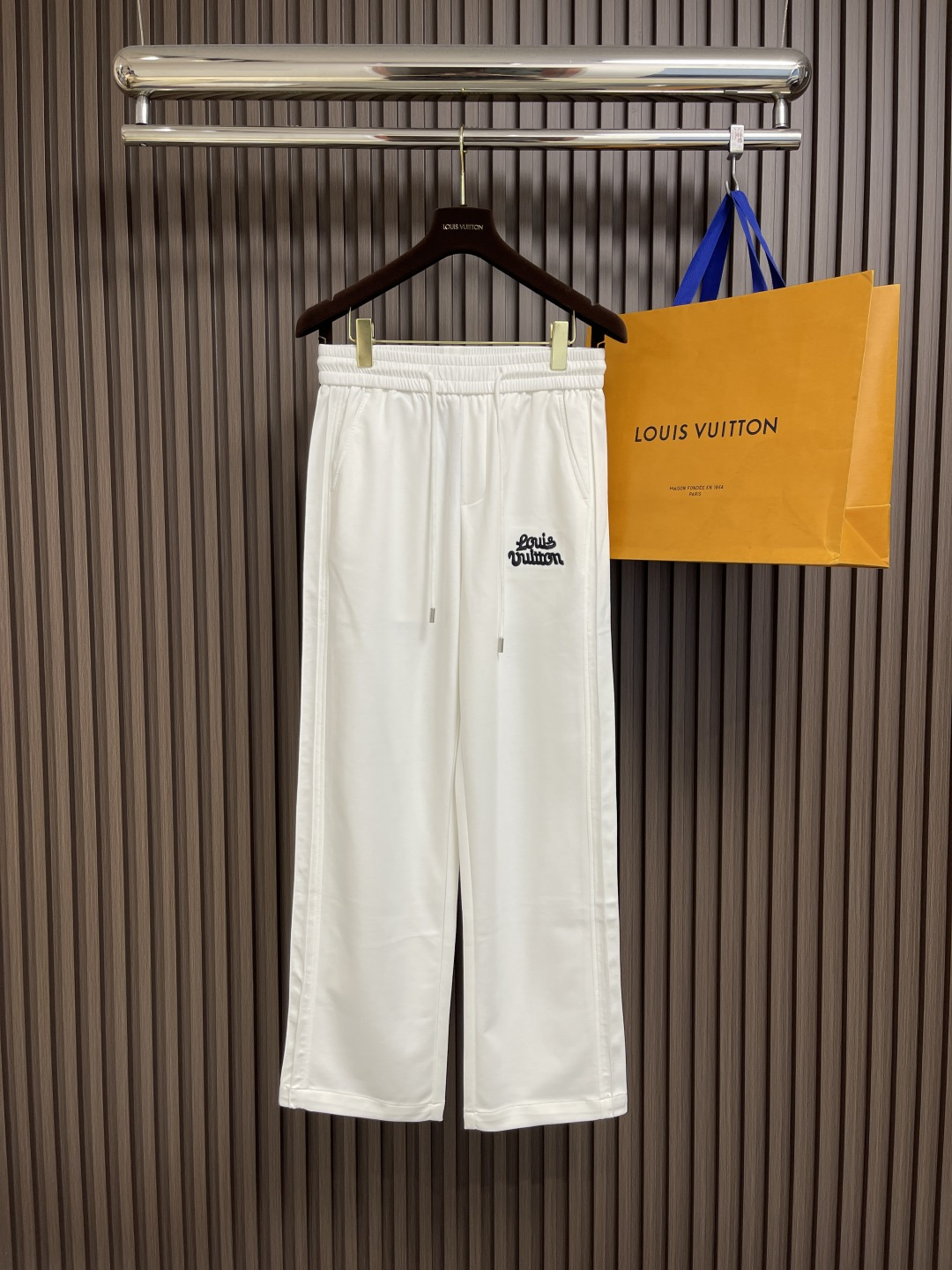 NO:418528,LV 2025ss new cotton drawstring straight-leg sweatpants, classic logo embellishment, comfortable and versatile, never out of date, whether running or working at home!  Made of imported cotton fabrics with imported terry rings, the fabric is comfortable and soft, the fabric is high-quality, the simple and micro-label letters are clear and delicate, the casual and basic style cut is perfectly fitted with the human leg shape, the high elastic elastic waist + fashionable drawstring design makes it more comfortable and not tight. Size M-3XL,,louis vuitton,alexander wang19860909LV 2025ss新款棉质抽绳直筒卫裤,经典的徽标带饰点缀,穿着舒适百搭永不过时无论跑步居家上班都搭配！客供进口毛圈棉质面料打造而成,面料舒适柔软,面料质感高级,裤身简约微标字母清晰细腻,休闲基础的版型裁剪,完美贴合人体腿型,高弹力松紧裤腰＋时尚的抽绳设计,让穿着更加舒适不紧绷.尺码M-3XL,,louis vuitton,alexander wang,Men's clothing