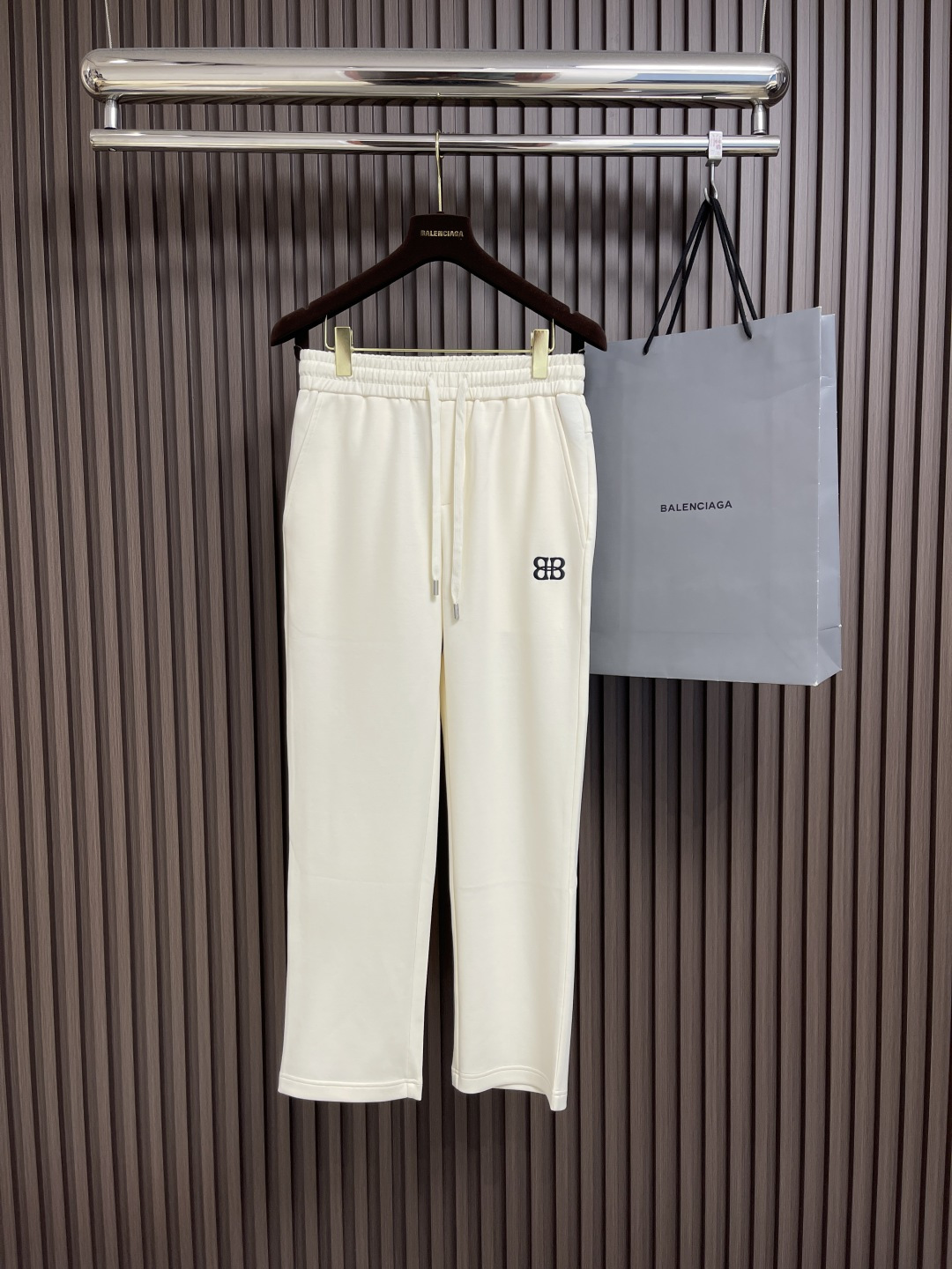 NO:418521,Balenciaga 2025SS early spring new straight-leg casual sleeves, simple and fashionable new custom fabric, comfortable to wear, low-key and luxurious, very classy, ​​with a gradient design of trousers, fashionable and high-end, no need to say much about the trousers style and cutting, the upper body is exquisite and vivid.  True first-class quality, truly palace-level elastic pants, excellent quality, and are very soft after heavy washing!  Not picky about people, the upper body is absolutely stylish and extremely luxurious. Size M-3XL, balenciaga, alexander wang19860909Balenciaga 2025SS早春新款直筒休闲卫裤,简约时尚新款定制面料,身穿手感舒适 低调不失奢华 非常有档次搭配裤脚渐变设计时尚高端 裤型款式和裁剪亦无需多言 上身精致跃然．真正一等一顶级质料 真正殿堂级的松紧裤,品质卓然,经过重水洗使得很柔软！不挑人 上身绝对的有型 极度奢华.尺码M-3XL,,balenciaga,alexander wang,Men's clothing