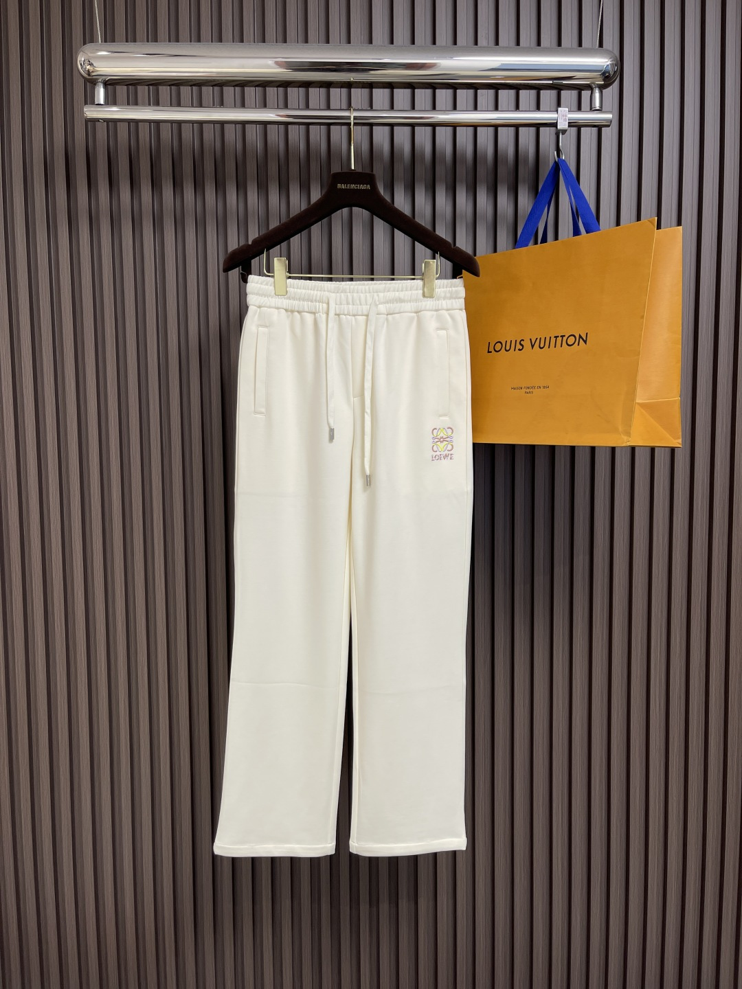 NO:418536,Loewe's new logo logo for sports and casual straight-leg sweatpants!  Comfortable and relaxed sports and leisure!  Classic and versatile, breaking the boredom of previous years, it is more youthful and fashionable, and has an added trendy style that keeps pace with the times!  Loose cut, two side pockets, original creation, restoration of wiring details, exquisite workmanship at the counter level. Super good style. Size M-3XL, loewe, alexander wang19860909Loewe 新款logo标识运动休闲直筒卫裤！舒适轻松运动休闲集一体！经典百搭,打破往年的枯燥乏味更为年轻时尚,多了一份与时俱进的潮流范儿！宽松裁剪,两个侧口袋,原版打造,走线细节还原,专柜级别精致做工.版型超级好.尺码M-3XL,,loewe,alexander wang,Men's clothing