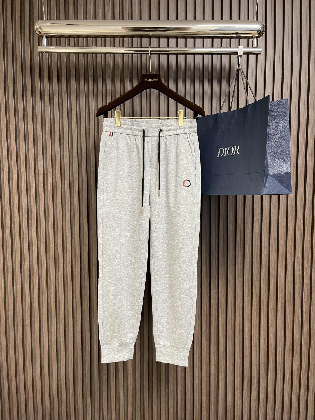 NO:418562,Moncler 2025SS spring and summer new straight-leg casual pants, invincible fabrics, impeccable versatile slings, beautiful outdoor sports. The soul-style logo is simple and casual, the hardware and accessories are top-notch, good details, beautiful texture, very stylish, and real weight. Size M-3XL, alexander wang19860909Moncler 2025SS春夏新品直筒休闲裤,面料无敌,型款设计都无可挑剔的百搭款卫裤,户外运动都美.灵魂式的logo仔章简约休闲, 五金辅料都是顶配 细节好,质感美,十分有格调 实实在在的份量.尺码M-3XL,,alexander wang,Men's clothing