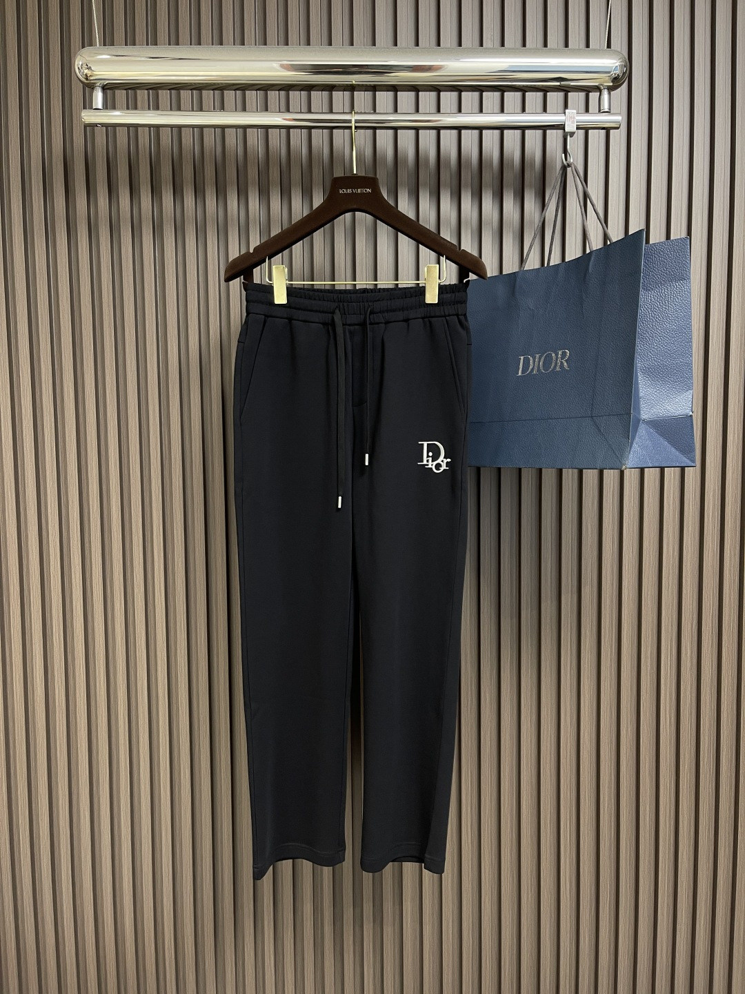 NO:418553,Dior fabric has a new upgrade to new style of hoodies, and the ace-level hit every season is like a classic signature textbook!  A pair of pants with a very aesthetic tone, mainly fabric and quality, and is supplied with imported Italian fabrics. The fabric has first-class texture, excellent straightness and boneiness, and is capable and neatly cut, and the upper body effect is excellent!  Can sweep the wardrobe with any top matching, with wide compatibility. Size M-3XL, dior, dior, alexander wang19860909Dior 面料全新升级新款卫裤,每一季的王牌级爆款担当,俨然属于经典招牌教科书般存在！极具D家美学基调的一款裤子,以面料和品质为主导,客供进口意大利面料,面料质地一流,挺刮度与筋骨感极好,干练利落的裁剪,上身效果极好！可横扫衣橱任何的上装搭配,兼容性广泛 .尺码M-3XL,,dior,dior,alexander wang,Men's clothing