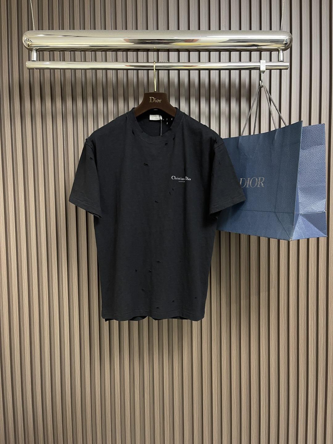 NO:159667,DIOR ripped logo printed short-sleeved T-shirt, using 270g wash cotton, 36 double yarns are stable, the fabric is comfortable and soft, skin-friendly and breathable, tight and thick feel, four-line dense edges, double-line collar edges, double-needle chain bottom edges, embellished with brand letter logo prints, fine workmanship, overall line is straight and delicate, the fabric is comfortable and soft, the color is consistent and there is no color difference. It can be matched with the same style to create a fashionable look, control various occasions, customized auxiliary materials, complete three standards, the same style for men and women!  Size S-XL, Dior, T-shirt,tees, t-shirt,alexander wang19860909DIOR 破洞logo印花短袖T恤,采用270g洗水棉,36支双纱平稳,面料舒适柔软,亲肤透气,紧密挺厚手感,四线密边,双线领山边,双针锁链底包边包线,饰以品牌字母标识印花点缀,做工精细,整体走线平直细腻,面料舒适柔软,颜色一致无色差 能与同款搭配营造时尚造型,驾驭各种场合,定制辅料,三标齐全,男女同款！尺码S-XL,,dior,T-shirt,tees，t-shirt,alexander wang,Men's clothing