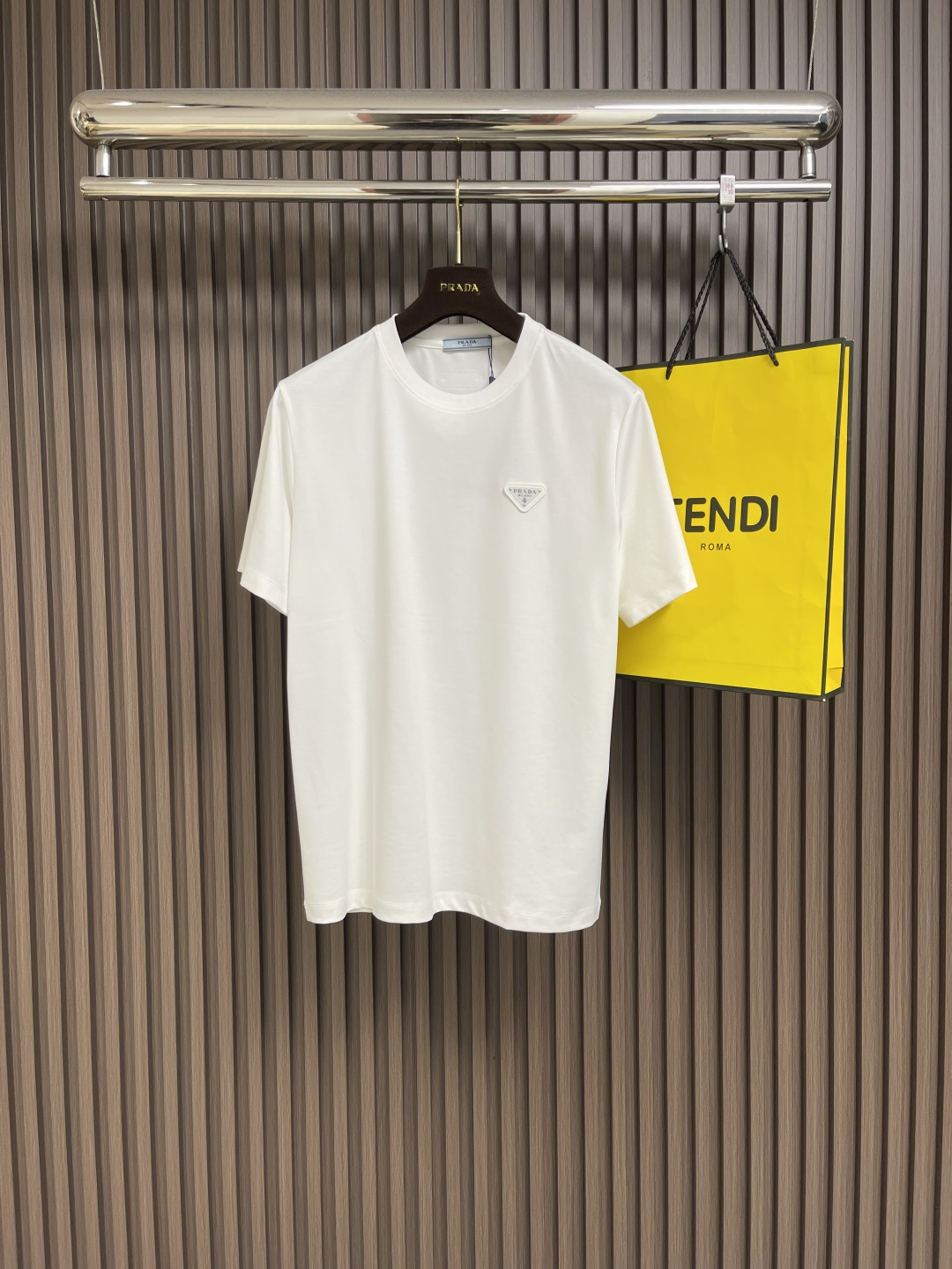 NO:418598,Prada 2025Ss summer new black and white samurai couple short-sleeved T-shirt, simple but not lacking in style, PRA** black and white samurai short-sleeved debut!  Classic black and white colors are like the eternal poems of the fashion industry, versatile and recognizable. The iconic triangle logo and 'PRA** MILANO' are exquisitely presented, showing the luxury identity in a low-key manner, telling the brand's fashion heritage originated from Milan. Selected high-quality fabrics, delicate touch, comfortable and breathable, taking into account texture and comfort. The neat tailoring outlines smooth lines, fits the body without losing its freedom and freedom. Whether it is a business and casual occasion or a trendy street walk, you can easily control it and create a unique and high-end fashion style for you. Size XS-L,, prada, T-shirt,tees, t-shirt,alexander wang19860909Prada 2025Ss夏季新款黑白武士情侣款短袖T恤,简约而不失格调,PRA**黑白色武士短袖震撼登场！经典黑白双色,如同时尚界的永恒诗篇,百搭且极具辨识度.标志性三角徽标与“PRA** MILANO” 字样精致呈现,低调中彰显奢华身份,诉说着品牌源自米兰的时尚底蕴.精选优质面料,触感细腻,穿着舒适透气,兼顾质感与舒适度.利落的剪裁勾勒出流畅线条,贴合身形又不失自在随性,无论是商务休闲场合,还是潮流街头漫步,都能轻松驾驭,为你塑造独特而高级的时尚型格.尺码XS-L,,prada,T-shirt,tees，t-shirt,alexander wang,Men's clothing