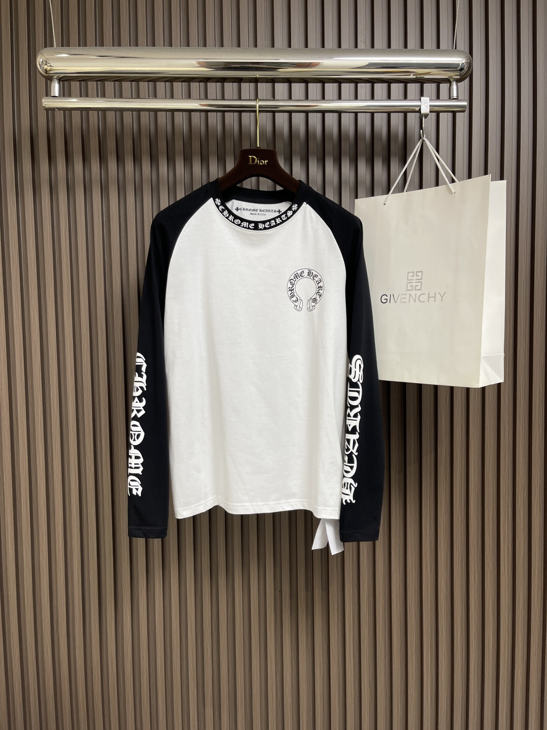 NO:159697,Chrome Hearts CH Classic black and white spliced ​​long-sleeved T-shirt, fabric fixed weaving and dyeing 40 weaving 230g pure cotton single-side active dyeing The whole garment print is made of thermosetting ink material pure hand-printed. The feel is not single glue smooth and has a matte feel. Large goods are put into storage. The same style for men and women. Size S-XL,,chrome hearts,chrome hearts,tees, t-shirt,alexander wang19860909Chrome Hearts CH 克罗心 经典黑白拼接长袖T恤,面料定织定染40织230g纯棉单面活性染色 整件衣服印花采用热固油墨材料纯手工印花 手感非单一胶浆平顺效果 会有磨砂的手感 大货入库 男女同款 尺码S-XL,,chrome hearts,chrome hearts,tees，t-shirt,alexander wang,Men's clothing