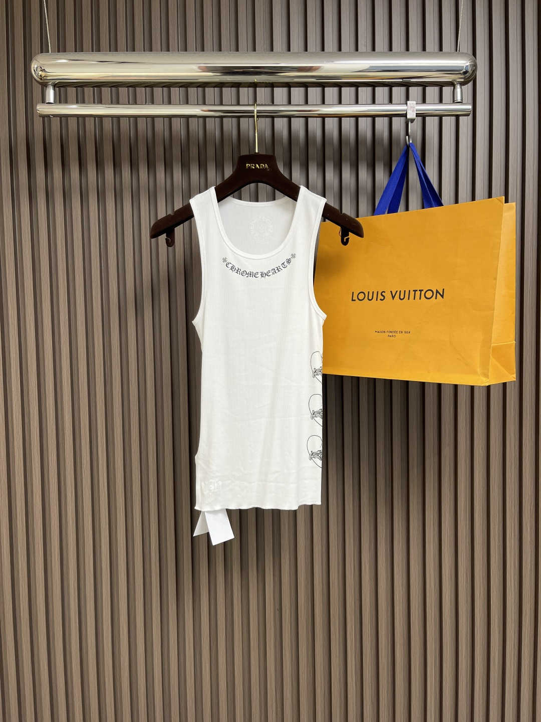 NO:159684,Croxin CH 2025ss knitted vest sleeveless T-shirt, the fabric is made of 220g thread elastic fabric, neckline edging, the whole piece of clothing is cracked and printed in the same way as the original, large goods are put into storage, the same style for men and women. Size S-M-L,,chrome hearts,tees, t-shirt,alexander wang19860909克罗心CH 2025ss针织背心无袖T恤,面料采用220g螺纹弹性面料,领口包边,整件衣服开裂印花与原版一致,大货入库男女同款 尺码S-M-L,,chrome hearts,tees，t-shirt,alexander wang,Men's clothing