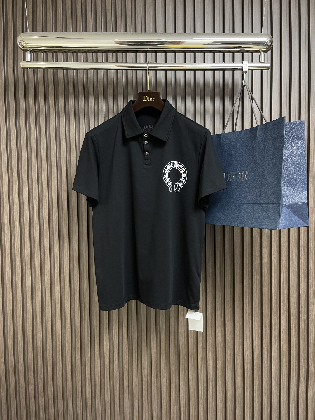 NO:159665,CH Croxin 2025FW Sanskrit Print POLO shirt Chrome Hearts Sanskrit Polo shirt, Chrome Hearts' iconic Sanskrit print, is ostentatious and mysterious. It instantly stands out from the crowd when you wear it, and has its own rock star aura. The bold print breaks the dullness of the conventional Polo shirt and perfectly blends street trends with classic styles. It is perfect for going out on the street or attending music festivals on a daily basis! 尺码S-M-L,,chrome hearts,chrome hearts,alexander wang19860909CH 克罗心 2025FW梵文印花POLO衫 Chrome Hearts梵文Polo衫,Chrome Hearts标志性的梵文印花,张扬又神秘,穿上身瞬间从人群中脱颖而出,自带摇滚巨星气场.大胆的印花打破常规Polo衫的沉闷,将街头潮流与经典版型完美融合,日常出街或是参加音乐节都超合适！尺码S-M-L,,chrome hearts,chrome hearts,alexander wang,Men's clothing