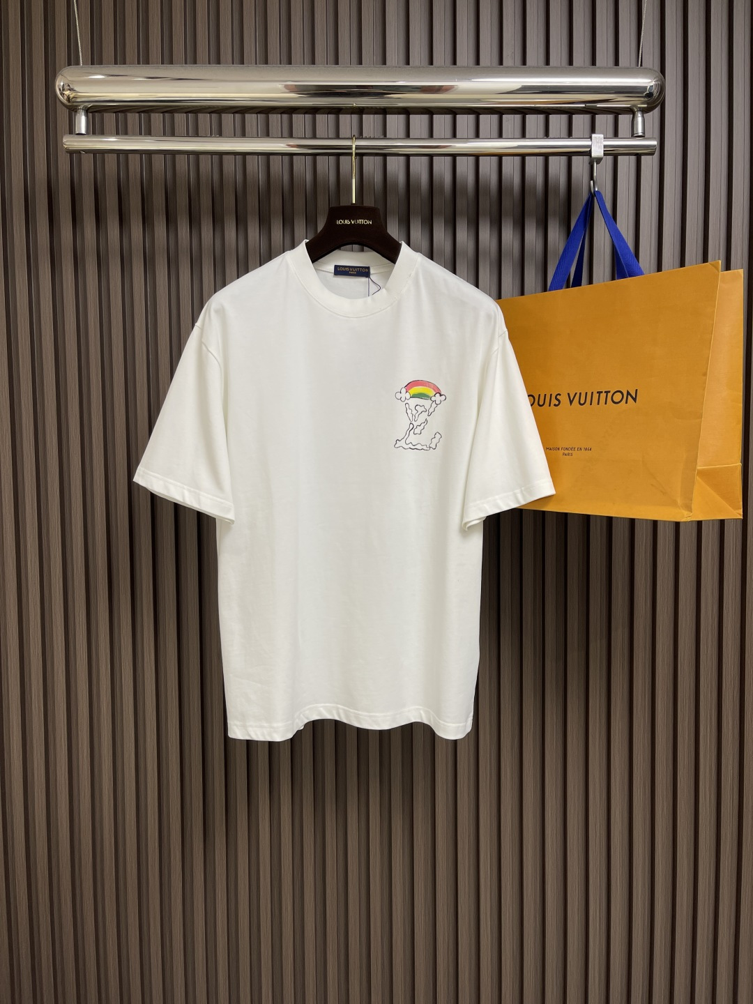 NO:159664,LV 2025fw early spring new graffiti embroidered short-sleeved T-shirt, customized 260g cotton double yarn tight and smooth fabric, clean cloth surface, clear cloth pattern, very delicate and solid feel, more firm and tight and wear-resistant, the dress has three-dimensional positioning and tailoring. Size M-XXL M-size clothes 71cm long, bust 110cm shoulder width 51.5cm L-size clothes 73cm bust 114cm shoulder width 52.5cm XL-size clothes 75cm bust 118cm shoulder width 53.5cm XXL-size clothes 76cm bust 122cm shoulder width 54.5cm,,louis vuitton,T-shirt,tees,t-shirt,alexander wang19860909LV 2025fw早春新款涂鸦刺绣短袖t恤,定制260g全棉双纱紧密爽滑面料,布面干净,布纹清晰,手感非常细腻扎实,更加力挺 紧实耐磨,整衣立体定位剪裁.尺码M-XXL M码衣长71cm 胸围110cm 肩宽51.5cm L码衣长73cm 胸围114cm 肩宽52.5cm XL码衣长75cm 胸围118cm 肩宽53.5cm XXL码衣长76cm 胸围122cm 肩宽54.5cm,,louis vuitton,T-shirt,tees，t-shirt,alexander wang,Men's clothing