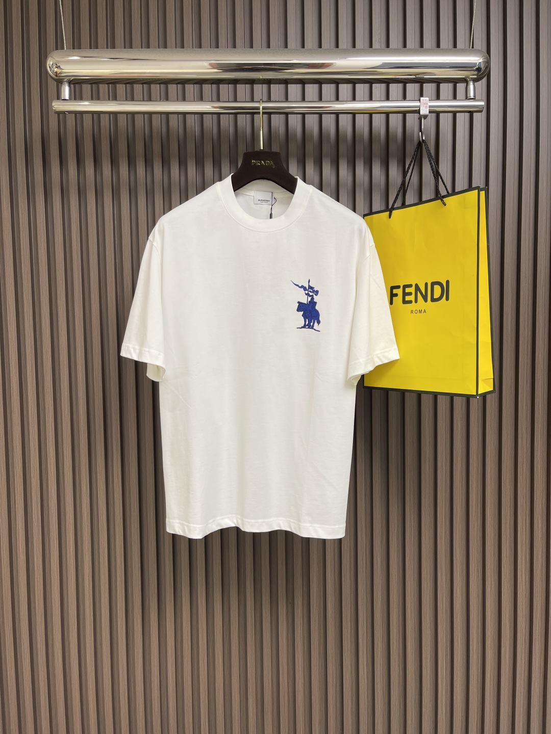 NO:418591,Burberry war horse flock cotton round neck short-sleeved T-shirt, 2025SS spring and summer limited new style, couples os loose tee, fashionable British style versatile items, basic style, not picky on people on the upper body, new color matching!  Rock lime, very elegant!  Imported fine imitation cotton fabric, smooth knitted structure, unique garment process is extremely unique and complex, soft and delicate, comfortable and breathable upper body, bbr letter flocking small letter embellishment on the chest, very textured printing technology, the upper body is very classy~ Size M-XXL M-size 71cm long bust 110cm shoulder width 51.5cm L-size 73cm bust 114cm shoulder width 52.5cm XL-size 75cm bust 118cm shoulder width 53.5cm XXL-size 76cm bust 122cm shoulder width 54.5cm, burberry, T-shirt,tees, t-shirt,alexander wang19860909Burberry 战马植绒棉质圆领短袖t恤,2025SS春夏限定新款,情侣款os宽松tee,时尚英伦风格的百搭单品,基础款,上身不挑人,新配色！岩石灰,很显气质！进口精仿棉面料,平顺的针织构造独特成衣流程极其独特复杂,手感柔软细腻,上身舒适透气胸前bbr字母植绒小标字母点缀,非常有质感的印花工艺上身很显档次～尺码M-XXL M码衣长71cm 胸围110cm 肩宽51.5cm L码衣长73cm 胸围114cm 肩宽52.5cm XL码衣长75cm 胸围118cm 肩宽53.5cm XXL码衣长76cm 胸围122cm 肩宽54.5cm,,burberry,T-shirt,tees，t-shirt,alexander wang,Men's clothing