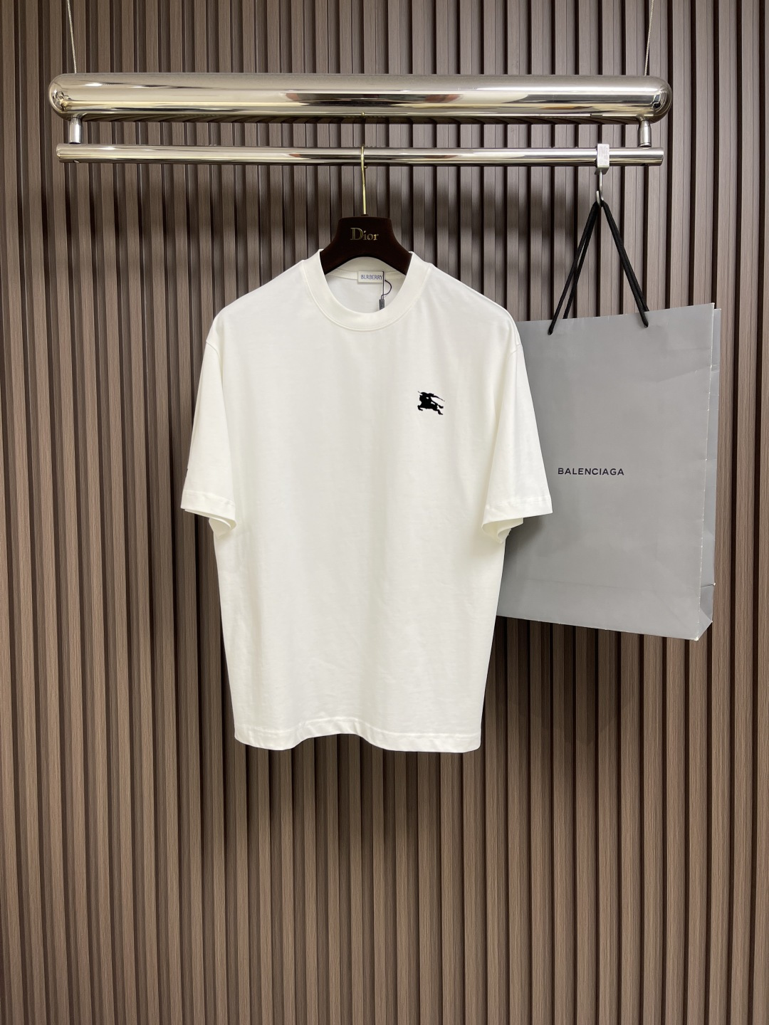 NO:159653,Burberry war horse flock cotton round neck short-sleeved T-shirt, 2025SS spring and summer limited new style, couples os loose tee, fashionable British style versatile items, basic style, not picky on people on the upper body, new color matching!  Rock lime, very elegant!  Imported fine imitation cotton fabric, smooth knitted structure, unique garment process is extremely unique and complex, soft and delicate, comfortable and breathable upper body, bbr letter flocking small letter embellishment on the chest, very textured printing technology, the upper body is very classy~ Size M-XXL M-size 71cm long bust 110cm shoulder width 51.5cm L-size 73cm bust 114cm shoulder width 52.5cm XL-size 75cm bust 118cm shoulder width 53.5cm XXL-size 76cm bust 122cm shoulder width 54.5cm, burberry, T-shirt,tees, t-shirt,alexander wang19860909Burberry 战马植绒棉质圆领短袖t恤,2025SS春夏限定新款,情侣款os宽松tee,时尚英伦风格的百搭单品,基础款,上身不挑人,新配色！岩石灰,很显气质！进口精仿棉面料,平顺的针织构造独特成衣流程极其独特复杂,手感柔软细腻,上身舒适透气胸前bbr字母植绒小标字母点缀,非常有质感的印花工艺上身很显档次～尺码M-XXL M码衣长71cm 胸围110cm 肩宽51.5cm L码衣长73cm 胸围114cm 肩宽52.5cm XL码衣长75cm 胸围118cm 肩宽53.5cm XXL码衣长76cm 胸围122cm 肩宽54.5cm,,burberry,T-shirt,tees，t-shirt,alexander wang,Men's clothing