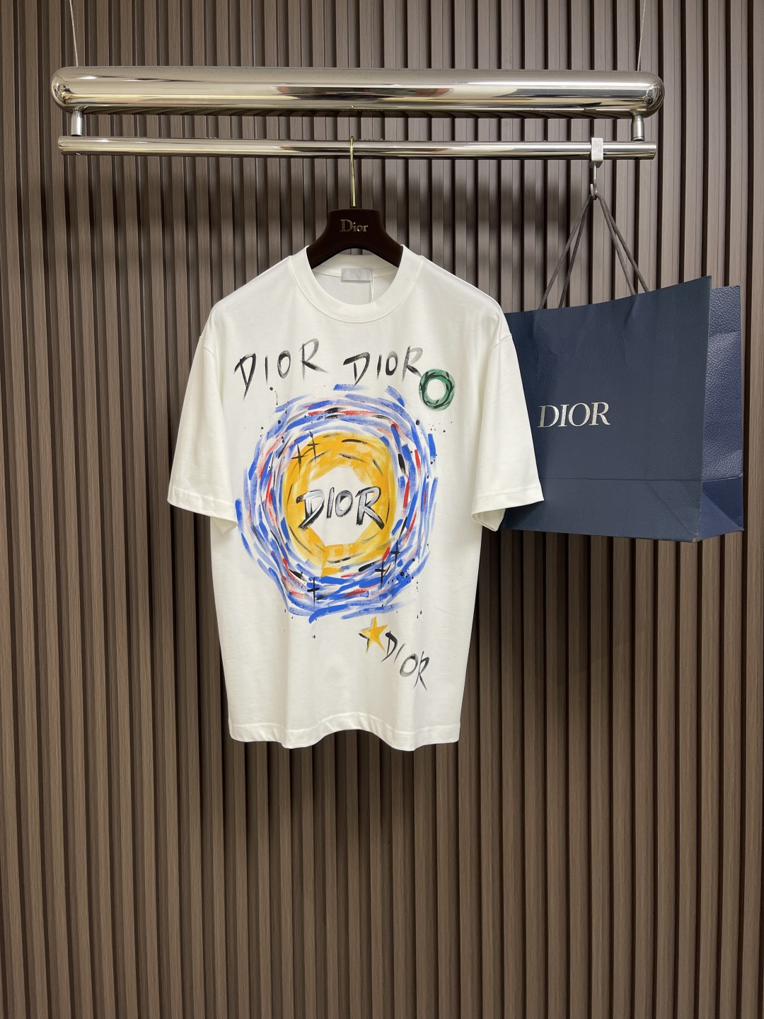 NO:159666,Dior 2025SS early spring new hand-painted graffiti pattern round neck short-sleeved T-shirt, pure cotton fabric, soft upper body, comfortable and breathable, full texture!  Fine workmanship!  Decorated with hand-painted graffiti patterns, dior letter logo embellishes the body. Classic round neck cut. Classic versatile, can be matched with items of various seasons. The body printing technology has long been unparalleled with high-quality texture. The upper body is super handsome and stylish. The solid color body and dior logo bring a high recognition experience. The new season is a sincere designer masterpiece, basic round neck pullover short sleeves, versatile and popular. Size M-XXL M-size 71cm long bust 110cm shoulder width 51.5cm L-size 73cm bust 114cm shoulder width 52.5cm XL-size 75cm bust 118cm shoulder width 53.5cm XXL-size 76cm bust 122cm  Shoulder width 54.5cm,dior,T-shirt,tees,t-shirt,alexander wang19860909Dior 2025SS早春新款手绘涂鸦图案圆领短袖T恤,纯棉面料,上身柔软,舒适透气,质感十足！做工精细！饰以手绘涂鸦 图案,dior字母标识点缀衣身.经典圆领剪裁.经典百搭,可与各季节单品搭配.衣身印花工艺早就无与伦比的高级质感,上身超级帅气有型,纯色衣身与dior 标识带来高辨识度体验,新一季 诚意满满的设计师力作,基础款圆领套头短袖,百搭爆款.尺码M-XXL M码衣长71cm 胸围110cm 肩宽51.5cm L码衣长73cm 胸围114cm 肩宽52.5cm XL码衣长75cm 胸围118cm 肩宽53.5cm XXL码衣长76cm 胸围122cm 肩宽54.5cm,,dior,T-shirt,tees，t-shirt,alexander wang,Men's clothing