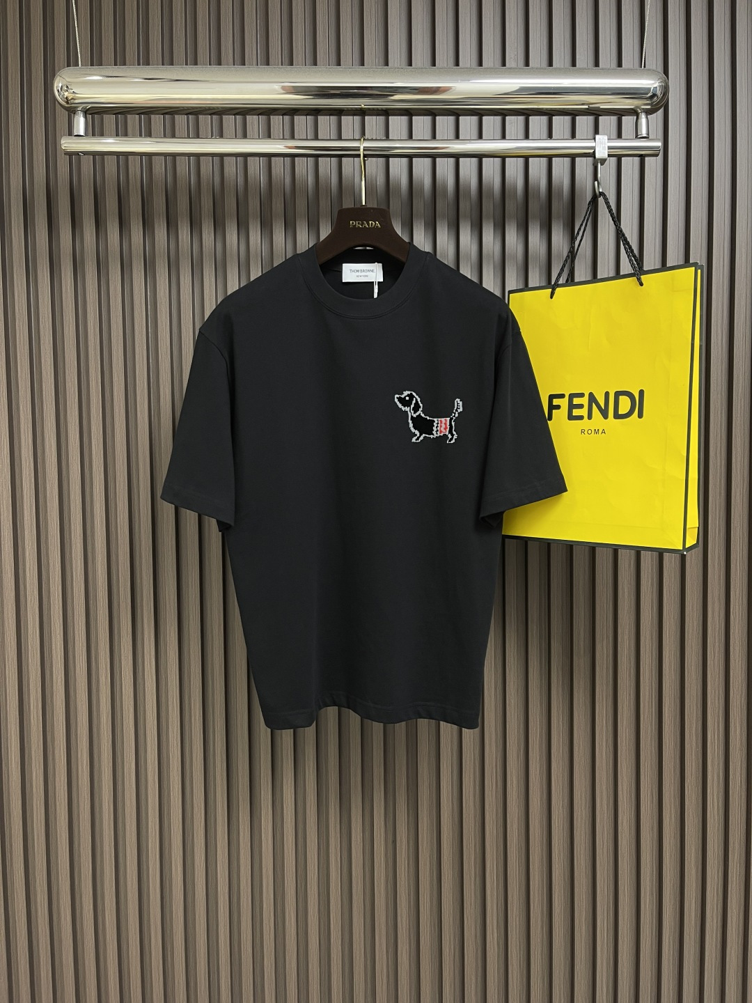 NO:159656,Thom Browne TB Circle Puppy Embroidered Short Sleeve Short Sleeve T-shirt, TB embroidered Puppy 21 high-precision pure cotton fabric, loose OS style, top body is crisp and stylish, hem slit design, front short and back length to raise body proportions. Size M-XXL M-size 71cm long bust 110cm shoulder width 51.5cm L-size 73cm bust 114cm shoulder width 52.5cm XL-size 75cm bust 118cm shoulder width 53.5cm XXL-size 76cm bust 122cm shoulder width 54.5cm, T-shirt,tees, t-shirt,alexander wang19860909Thom Browne TB 圈圈小狗刺绣短袖短袖T恤,TB刺绣小狗 21支高精纯棉面料 宽松OS版型 上身挺括有型 下摆开衩设计,前短后长拉高身材比例.尺码M-XXL M码衣长71cm 胸围110cm 肩宽51.5cm L码衣长73cm 胸围114cm 肩宽52.5cm XL码衣长75cm 胸围118cm 肩宽53.5cm XXL码衣长76cm 胸围122cm 肩宽54.5cm,,T-shirt,tees，t-shirt,alexander wang,Men's clothing