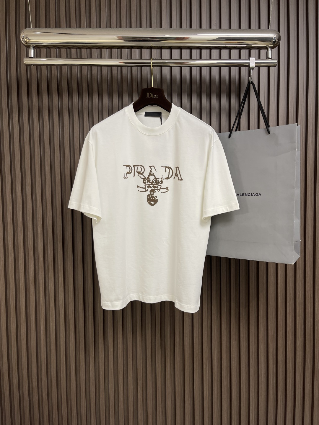 NO:159655,Prada 2025ss early spring new logo printed short-sleeved T-shirt, customized high-string plain cotton fabric, extremely soft and comfortable, high-end and atmospheric, chest logo logo, simple and versatile style, simple and easy to match, full of upper body affinity and favorability. os loose style, same style for men and women. Size M-XXL M-size clothes 71cm long, bust 110cm shoulder width 51.5cm L-size clothes 73cm bust 114cm shoulder width 52.5cm XL-size clothes 75cm bust 118cm shoulder width 53.5cm XXL-size clothes 76cm bust 122cm shoulder width 54.5cm, prada, T-shirt,tees, t-shirt,alexander wang19860909Prada 2025ss早春新品标识印花短袖t恤,定制高支平纹精棉面料 极致柔软舒适 高端大气,胸前logo标识 简约百搭款式 简约易搭配 上身亲和力和好感度满分.os宽松版型 男女同款 .尺码M-XXL M码衣长71cm 胸围110cm 肩宽51.5cm L码衣长73cm 胸围114cm 肩宽52.5cm XL码衣长75cm 胸围118cm 肩宽53.5cm XXL码衣长76cm 胸围122cm 肩宽54.5cm,,prada,T-shirt,tees，t-shirt,alexander wang,Men's clothing