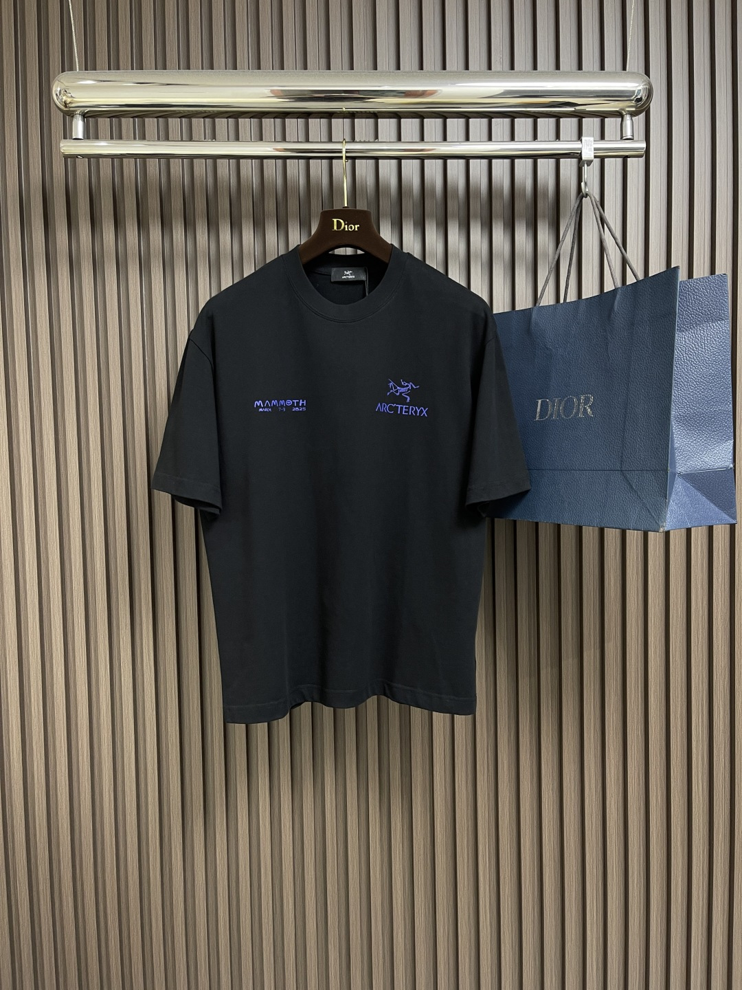 NO:159669,arcteryx 2025FW spring and summer new round neck T-shirt, three-dimensional half-sleeved pure cotton base, glutinous and skinny, soft and tough. Processing, toughness and wrinkle resistance have been greatly improved. The tailoring is very well-equipped, and the chest logo has a high recognition. A must-have item for single-wearing base. Size M-XXL M-size 71cm long, bust 110cm shoulder width 51.5cm L-size 73cm bust 114cm shoulder width 52.5cm XL-size 75cm bust 118cm shoulder width 53.5cm XXL-size 76cm bust 122cm shoulder width 54.5cm, arc'teryx,tees, t-shirt,alexander wang19860909arcteryx 始祖鸟 2025FW春夏新品圆领T恤,立体感半袖纯棉打底,手感面糯有骨感,柔而有韧性.工艺处理,韧性和抗皱性能得到大幅度提高.剪裁很到位,胸前logo立体胶印工艺,辨识度极高.单穿打底必备单品.尺码M-XXL M码衣长71cm 胸围110cm 肩宽51.5cm L码衣长73cm 胸围114cm 肩宽52.5cm XL码衣长75cm 胸围118cm 肩宽53.5cm XXL码衣长76cm 胸围122cm 肩宽54.5cm,arc'teryx,tees，t-shirt,alexander wang,Men's clothing