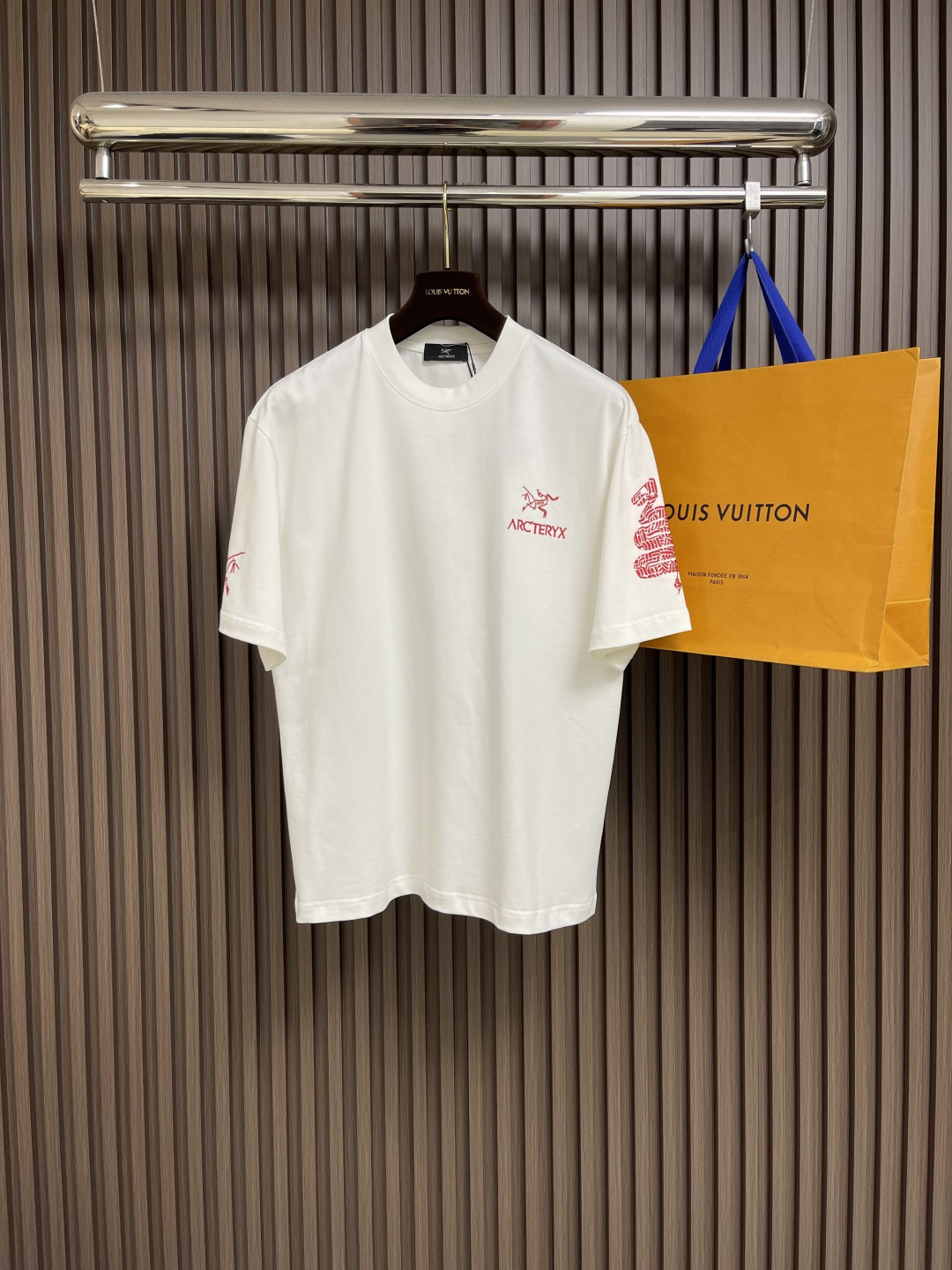 NO:159662,Arcteryx logo printed round neck loose American retro short-sleeved T-shirt. The fabric is made of 40 260g double yarn fabric. The upper body is stylish and has an invincible texture. It is definitely a very cost-effective short-sleeved T-shirt with comfortable and breathable thickness. It has excellent elasticity, washing resistance, three-dimensionality, simple and handsome style, and does not choose the styles worn by people of age. Whoever wears them is more handsome. The original skills are smooth. Size M-XXL M-size 71cm long, bust 110cm shoulder width 51.5cm L-size 73cm bust 114cm shoulder width 52.5cm XL-size 75cm bust 118cm shoulder width 53.5cm XXL-size 76cm bust 122cm  Shoulder width 54.5cm, arc'teryx, T-shirt,tees, t-shirt,alexander wang19860909Arcteryx 始祖鸟 logo印花圆领宽松美式复古短袖t恤 面料采用40支260g双纱面料,上身有型,质感无敌,绝对属于性价比极高的一款短袖t恤,舒适透气厚度中等 优良的伸缩性,耐洗性,立体感十足,版型简洁帅气,不挑年龄段人穿的款式、谁穿谁好帅气,原厂技艺流畅.尺码M-XXL M码衣长71cm 胸围110cm 肩宽51.5cm L码衣长73cm 胸围114cm 肩宽52.5cm XL码衣长75cm 胸围118cm 肩宽53.5cm XXL码衣长76cm 胸围122cm 肩宽54.5cm,arc'teryx,T-shirt,tees，t-shirt,alexander wang,Men's clothing