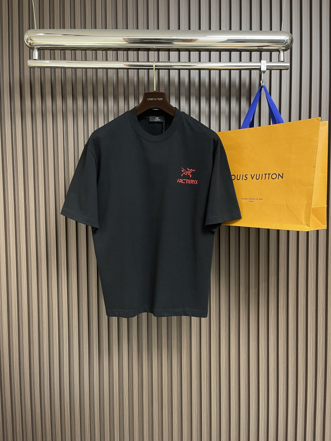 NO:159660,Moncler 2025ss summer new style graffiti jacquard round neck short-sleeved T-shirt adopts original 260g threads, zero color difference, new custom auxiliary materials, exclusive quality difference, currency, welcome to compare. Size M-XXL M-size clothes 71cm long, bust 110cm shoulder width 51.5cm L-size clothes 73cm bust 114cm shoulder width 52.5cm XL-size clothes 75cm bust 118cm shoulder width 53.5cm XXL-size clothes 76cm bust 122cm shoulder width 54.5cm, christian louboutin,Moncler,T-shirt,tees,t-shirt,alexander wang19860909Moncler 蒙口2025ss夏季新款涂鸦提花圆领短袖t恤 采用原版260g 螺纹同缸定染零色差 全新定制辅料 独家品质区别通货 欢迎对比.尺码M-XXL M码衣长71cm 胸围110cm 肩宽51.5cm L码衣长73cm 胸围114cm 肩宽52.5cm XL码衣长75cm 胸围118cm 肩宽53.5cm XXL码衣长76cm 胸围122cm 肩宽54.5cm,,christian louboutin,Moncler,T-shirt,tees，t-shirt,alexander wang,Men's clothing