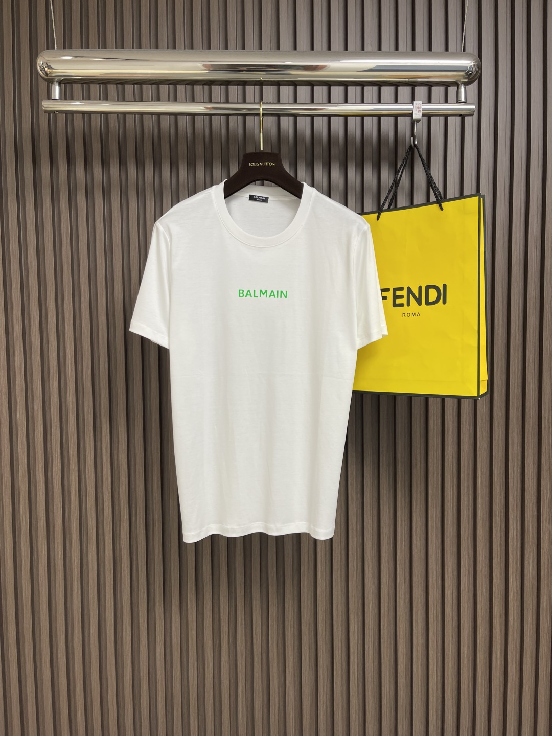 NO:159676,Balmain 2025SS spring and summer new logo printed round neck short-sleeved T-shirt, French niche luxury brand Balmain, classic letters on the chest are simple and fashionable, and the wind-blowing déjà vu makes the whole logo more vivid and colorful. You can see the extraordinaryness of this dress at a glance. The fabric is comfortable and breathable, the fabric is delicate and smooth, soft and skin-friendly, and the style design is perfectly silhouette is not restricted or exaggerated. Whether it is worn outside or inside, it can highlight the noble temperament and the strength of the noble temperament. Balmain's style has never been said to be good. The exquisitely tailed version is smooth and the drooping feels. Size 46-56 46 size 67cm long bust 95cm shoulder width 41.5cm 48 size 69cm bust 100cm shoulder width 42.5cm 50 size 71cm bust 105cm  Shoulder width 43.5cm 52 size clothes 73cm bust 110cm shoulder width 44.5cm 54 size clothes 75cm bust 115cm shoulder width 45.5cm 56 size clothes 76cm bust 120cm shoulder width 46.5cm, balmain, balmain, T-shirt,tees, t-shirt,alexander wang19860909Balmain 巴尔曼2025SS春夏新款 徽标印花圆领短袖T恤,法国小众奢侈品牌巴尔曼,胸前经典字母简约时尚,风吹既视感设计让整个标志更生动多彩,一眼就能看出这件衣服的不平凡,面料舒适透气性非常好,布面精细光滑,柔软亲肤,版型设计完美廓形不拘谨不夸张,不论是外穿还是内搭都能凸显高贵气质的强大,巴尔曼的版型向来不用说的好,精工细裁的版型廓形线条流畅,垂感十足.尺码46-56 46码衣长67cm 胸围95cm 肩宽41.5cm 48码衣长69cm 胸围100cm 肩宽42.5cm 50码衣长71cm 胸围105cm 肩宽43.5cm 52码衣长73cm 胸围110cm 肩宽44.5cm 54码衣长75cm 胸围115cm 肩宽45.5cm 56码衣长76cm 胸围120cm 肩宽46.5cm,,balmain,balmain,T-shirt,tees，t-shirt,alexander wang,Men's clothing