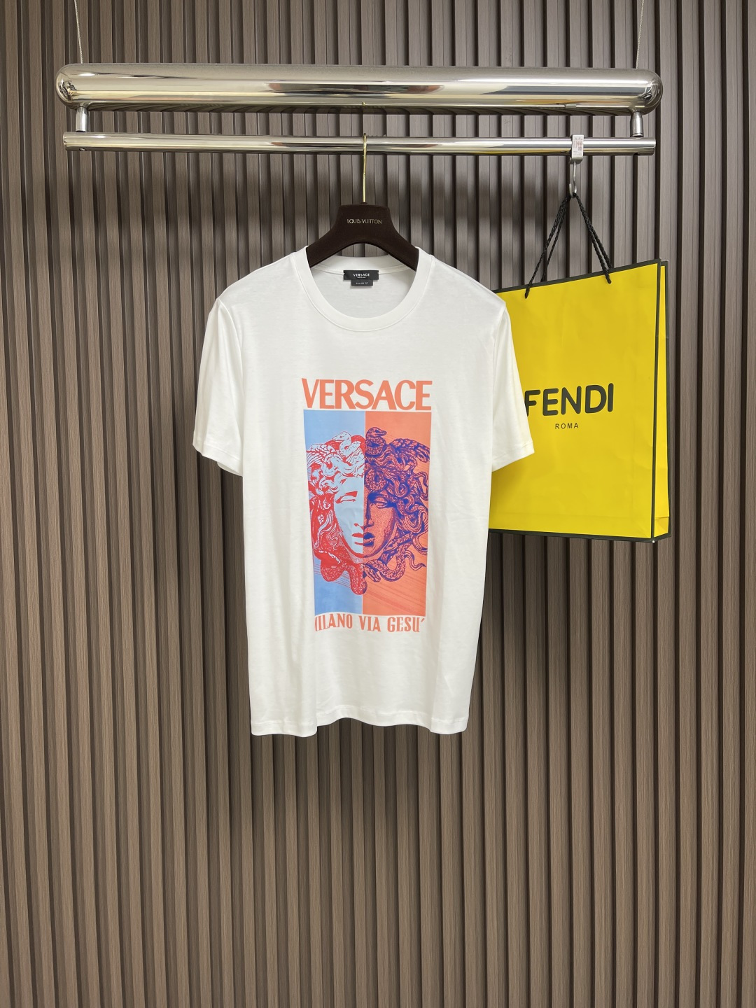 NO:159679,Versace 2025ss Early Spring logo Medusa Pop Printed Short-sleeved T-shirt, high-quality fabric, soft touch, seem simple, but complicated, casually fashionable, perfect appearance. Size 46-56, size 46-56, length 67cm, bust 95cm, shoulder width 41.5cm, size 48-sleeved 69cm, bust 100cm, shoulder width 42.5cm, size 50-sleeved 71cm, bust 105cm, shoulder width 43.5cm, size 52-sleeved 73cm, bust 110cm, shoulder width 44.5cm, size 54-sleeved 75cm, bust 115cm, shoulder width 45.5cm, size 56-sleeved 76cm, bust 120cm  Shoulder width 46.5cm, versace, T-shirt,tees, t-shirt,alexander wang19860909Versace 2025ss早春logo美杜莎波普印花短袖T恤,优质好面料 柔软触感 看似简单 工艺却很复杂 随意穿出时尚感 品相完美.尺码46-56 46码衣长67cm 胸围95cm 肩宽41.5cm 48码衣长69cm 胸围100cm 肩宽42.5cm 50码衣长71cm 胸围105cm 肩宽43.5cm 52码衣长73cm 胸围110cm 肩宽44.5cm 54码衣长75cm 胸围115cm 肩宽45.5cm 56码衣长76cm 胸围120cm 肩宽46.5cm,,versace,T-shirt,tees，t-shirt,alexander wang,Men's clothing