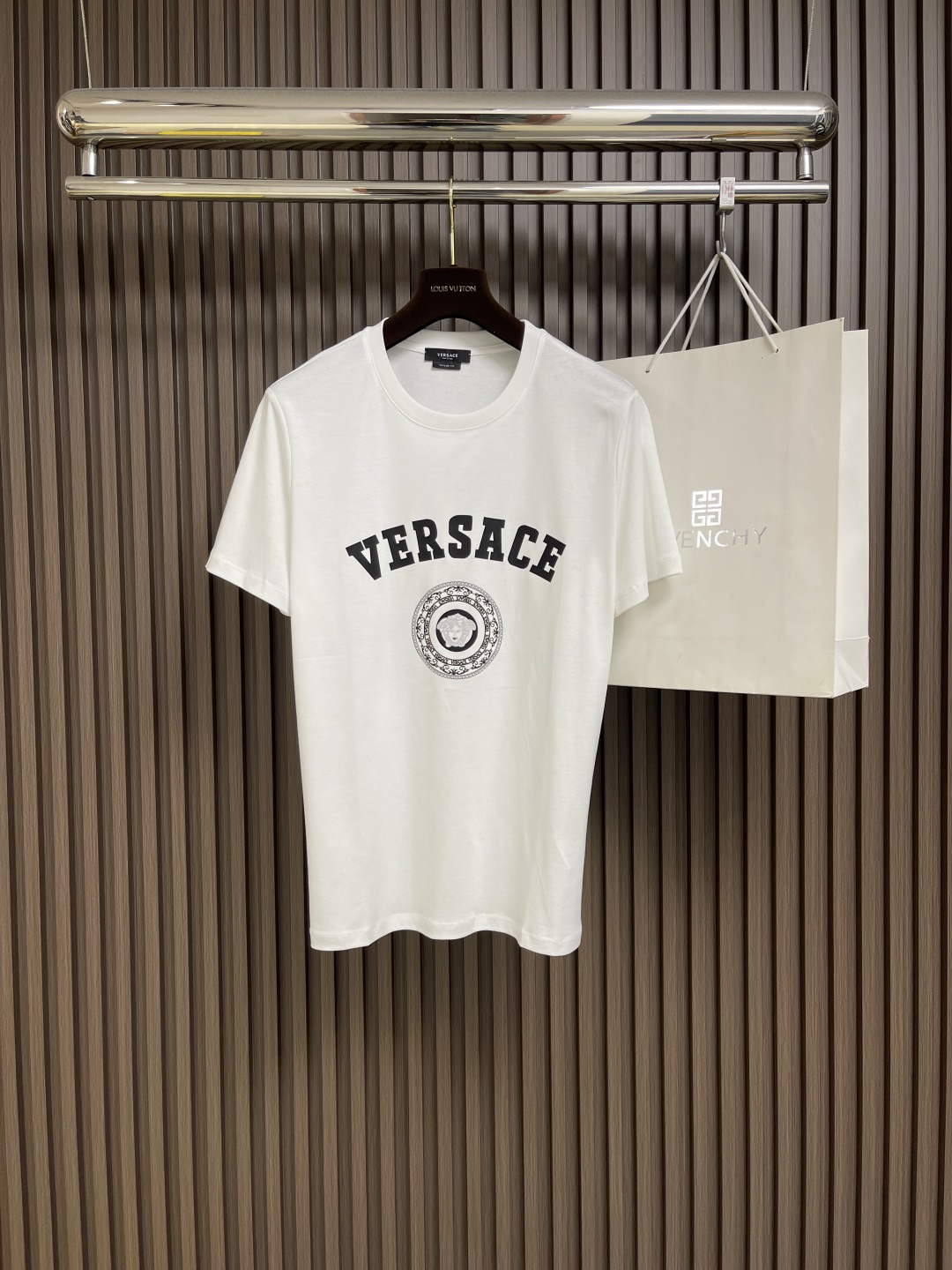 NO:159670,Versace 2025ss early spring logo printed short-sleeved T-shirt, the fabric is 240 grams of 32 double sand pure cotton, the printing is accurately positioned by imported digital printing 1-1, the process is made of 4-needle and 6 threads, the original customization of auxiliary materials, hardware, main mark, washing water, tag, comfortable to wear, breathable, pilling, hand-comfortable, thick and undeformed. Size 46-56, 46-size 67cm, bust 95cm, shoulder width 41.5cm, 48-size 69cm, bust 100cm, shoulder width 42.5cm, 50-size 71cm, bust 105cm, shoulder width 43.5cm, 52-size 73cm, bust 110cm, shoulder width 44.5cm, 54-size 75cm, bust 115cm, shoulder width 45.5cm  56 size clothes length 76cm, bust 120cm, shoulder width 46.5cm, versace, T-shirt,tees, t-shirt,alexander wang19860909Versace 2025ss早春logo印花短袖T恤,面料采用240克32支双沙纯棉,印花采用进口数码印1-1精准定位,工艺采用4针6线 辅料原版定制 五金 主标 洗水 吊牌,穿着舒适 透气 不起球 手工舒适 厚实不变形.尺码46-56 46码衣长67cm 胸围95cm 肩宽41.5cm 48码衣长69cm 胸围100cm 肩宽42.5cm 50码衣长71cm 胸围105cm 肩宽43.5cm 52码衣长73cm 胸围110cm 肩宽44.5cm 54码衣长75cm 胸围115cm 肩宽45.5cm 56码衣长76cm 胸围120cm 肩宽46.5cm,,versace,T-shirt,tees，t-shirt,alexander wang,Men's clothing