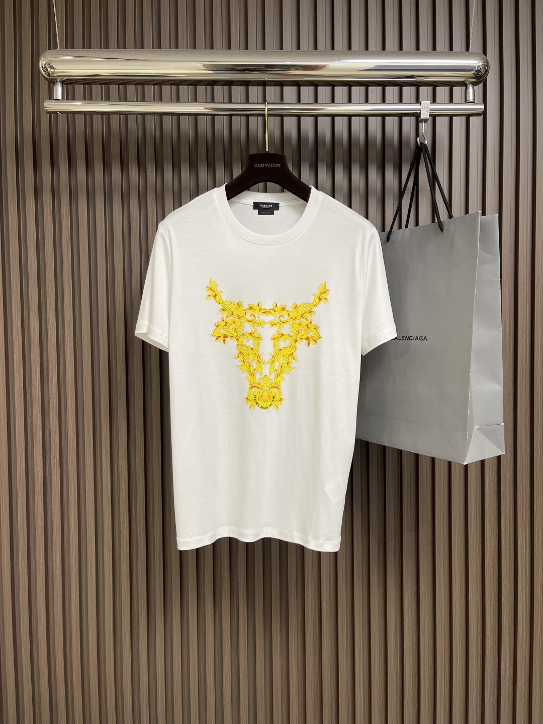 NO:159689,Versace 2025ss early spring bullhead logo printed short-sleeved T-shirt, counter window display style. High-quality fabric, soft touch, seem simple, but very complex, casually wear to create a fashionable feeling, perfect appearance. Size 46-56, versace, T-shirt,tees, t-shirt,alexander wang19860909Versace 2025ss早春牛头logo印花短袖T恤,柜台橱窗展示款.优质好面料 柔软触感 看似简单 工艺却很复杂 随意穿出时尚感 品相完美.尺码46-56,,versace,T-shirt,tees，t-shirt,alexander wang,Men's clothing