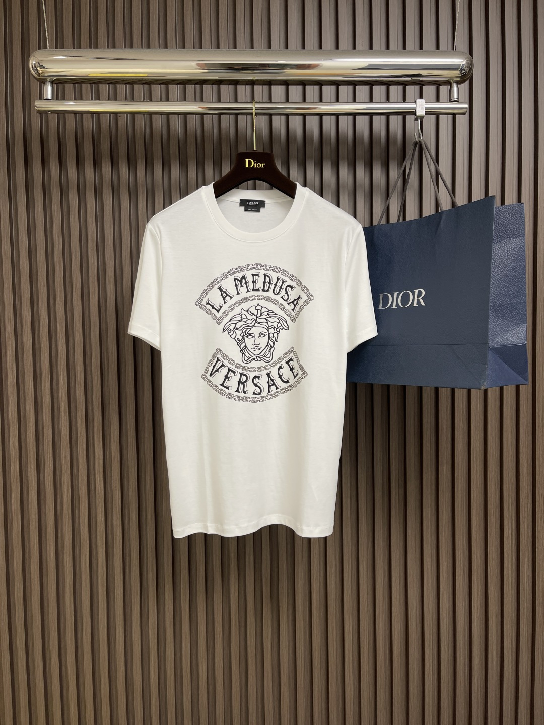 NO:411882,Versace 2025SS spring and summer new Medusa printed round neck T-shirt, 270g footprint, soft print, four-line dense edges, long-lasting wear and washing without deformation!  Pure cotton composition, breathable and sucking. Size 46-56 46 size clothes 67cm bust 95cm shoulder width 41.5cm 48 size clothes 69cm bust 100cm shoulder width 42.5cm 50 size clothes 71cm bust 105cm shoulder width 43.5cm 52 size clothes 73cm bust 110cm shoulder width 44.5cm 54 size clothes 75cm bust 115cm shoulder width 45.5cm 56 size clothes 76cm bust 120cm shoulder width 46.5cm, versace,tees,t-shirt,alexander wang19860909Versace 2025SS春夏新品美杜莎印花圆领T恤,270g足克,印花柔软, 四线密边,久穿久洗不变形！纯棉成分,透气吸汉.尺码46-56 46码衣长67cm 胸围95cm 肩宽41.5cm 48码衣长69cm 胸围100cm 肩宽42.5cm 50码衣长71cm 胸围105cm 肩宽43.5cm 52码衣长73cm 胸围110cm 肩宽44.5cm 54码衣长75cm 胸围115cm 肩宽45.5cm 56码衣长76cm 胸围120cm 肩宽46.5cm,,versace,tees，t-shirt,alexander wang,Men's clothing