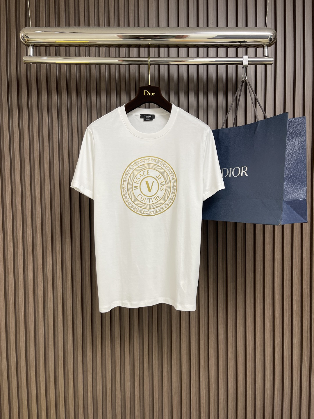 NO:411870,Versace 2025ss Spring and Summer logo hot stamping printed short-sleeved T-shirt, counter window display style. High-quality fabric, soft touch, seem simple, but complicated, fashion sense, casually wear, perfect appearance. Size 46-56, 46-size clothes 67cm, bust 95cm, shoulder width 41.5cm, 48-size clothes 69cm, bust 100cm, shoulder width 42.5cm, 50-size clothes 71cm, bust 105cm, shoulder width 43.5cm, 52-size clothes 73cm, bust 110cm, shoulder width 44.5cm, 54-size clothes 75cm, bust 115cm, shoulder width 45.5cm, 56-size clothes 76cm, bust 120cm  Shoulder width 46.5cm, versace, T-shirt,tees, t-shirt,alexander wang19860909Versace 2025ss春夏logo烫金印花短袖T恤,柜台橱窗展示款.优质好面料 柔软触感 看似简单 工艺却很复杂 随意穿出时尚感 品相完美.尺码46-56 46码衣长67cm 胸围95cm 肩宽41.5cm 48码衣长69cm 胸围100cm 肩宽42.5cm 50码衣长71cm 胸围105cm 肩宽43.5cm 52码衣长73cm 胸围110cm 肩宽44.5cm 54码衣长75cm 胸围115cm 肩宽45.5cm 56码衣长76cm 胸围120cm 肩宽46.5cm,,versace,T-shirt,tees，t-shirt,alexander wang,Men's clothing