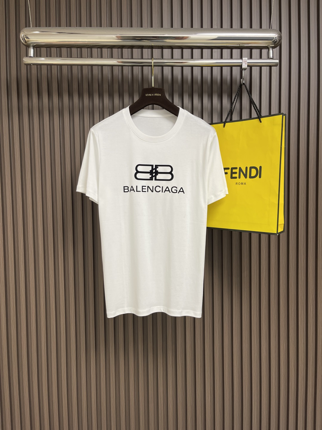 NO:411891,Balenciaga printed logo round neck short-sleeved T-shirt, fixed weaving and dyeing 100% pure cotton double-strand fabric, laundry washing water, front high-definition scanning pattern perfectly restored laser positioning machine printing, neckline ribbed fabric fixed weaving and dyeing, overall line is straight and delicate, the fabric is comfortable and soft, the color is consistent and no color difference, customized auxiliary materials. Size 46-56 46 size clothes 67cm bust 95cm shoulder width 41.5cm 48 size clothes 69cm bust 100cm shoulder width 42.5cm 50 size clothes 71cm bust 105cm shoulder width 43.5cm 52 size clothes 73cm bust 110cm shoulder width 44.5cm 54 size clothes 75cm bust 115cm shoulder width 45.5cm 56 size clothes 76cm  Bust circumference 120cm Shoulder width 46.5cm, balenciaga, T-shirt,tees, t-shirt,alexander wang19860909Balenciaga 印花logo圆领短袖T恤,定织定染百分百纯棉双股面料 成衣洗水 前幅高清扫描图案完美还原激光定位机印 领口罗纹面料定织定染色 整体走线平直细腻 面料舒适柔软 颜色一致无色差,定制辅料.尺码46-56 46码衣长67cm 胸围95cm 肩宽41.5cm 48码衣长69cm 胸围100cm 肩宽42.5cm 50码衣长71cm 胸围105cm 肩宽43.5cm 52码衣长73cm 胸围110cm 肩宽44.5cm 54码衣长75cm 胸围115cm 肩宽45.5cm 56码衣长76cm 胸围120cm 肩宽46.5cm,,balenciaga,T-shirt,tees，t-shirt,alexander wang,Men's clothing