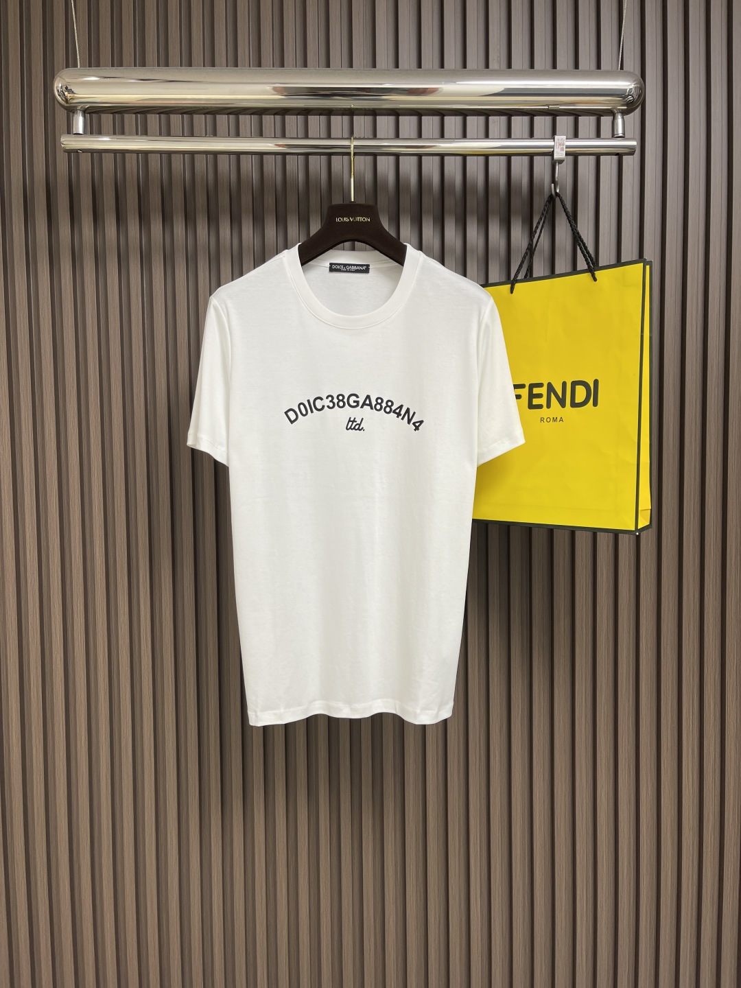 NO:411898,Dolce Gabbana DG 2025ss summer new basic mercerated cotton round neck short-sleeved T-shirt, letters and logo printed casual round neck short-sleeved T-shirt!  Customer-supplied high-end high-density 80 double-strand mercerized cotton fabric, with a soft and delicate texture, which can crush ordinary fabrics on the market at will, with good moisture absorption and breathability, and brings an ultimate comfortable wearing experience to the skin!  The letter logo on the chest is printed with a tight and high-end texture, making it more three-dimensional visually, and at the same time bringing an undoubted luxury!  Basic regular solid color round neck cut, suitable for everyday wear. Size 46-56 Size 46-56 Size 67cm Sleeve length 95cm Sleeve width 41.5cm Sleeve width 48 Sleeve length 69cm Sleeve length 100cm Sleeve width 42.5cm Sleeve length 71cm Sleeve length 105cm Sleeve width 43.5cm Sleeve length 52 Sleeve length 73cm Sleeve length 110cm Sleeve width 44.5cm Sleeve length 54 Sleeve length 75cm Sleeve width 115cm Sleeve width 45.5cm Sleeve length 56 Sleeve length 76cm Sleeve length 120cm Sleeve width 46.5cm Sleeve width 46.5cm, Dolce & Gabbana, T-shirt,tees, t-shirt,alexander wang19860909Dolce Gabbana DG 2025ss夏季新款基础丝光棉圆领短袖T恤,字母徽标印花休闲圆领短袖t恤衫！客供进口高支高密80支双股丝光棉面料,软糯细腻的出色质感,可随意碾压市面普通面料,吸湿透气性佳,贴肤带来极致舒适的穿着体验！胸前字母徽标印花标识,印花质感紧密高级,令视觉上更具立体感,同时带来了毋庸置疑的奢华档次！基础常规的纯色圆领版型剪裁,日常单穿内搭皆宜.尺码46-56 46码衣长67cm 胸围95cm 肩宽41.5cm 48码衣长69cm 胸围100cm 肩宽42.5cm 50码衣长71cm 胸围105cm 肩宽43.5cm 52码衣长73cm 胸围110cm 肩宽44.5cm 54码衣长75cm 胸围115cm 肩宽45.5cm 56码衣长76cm 胸围120cm 肩宽46.5cm,,Dolce&Gabbana,T-shirt,tees，t-shirt,alexander wang,Men's clothing