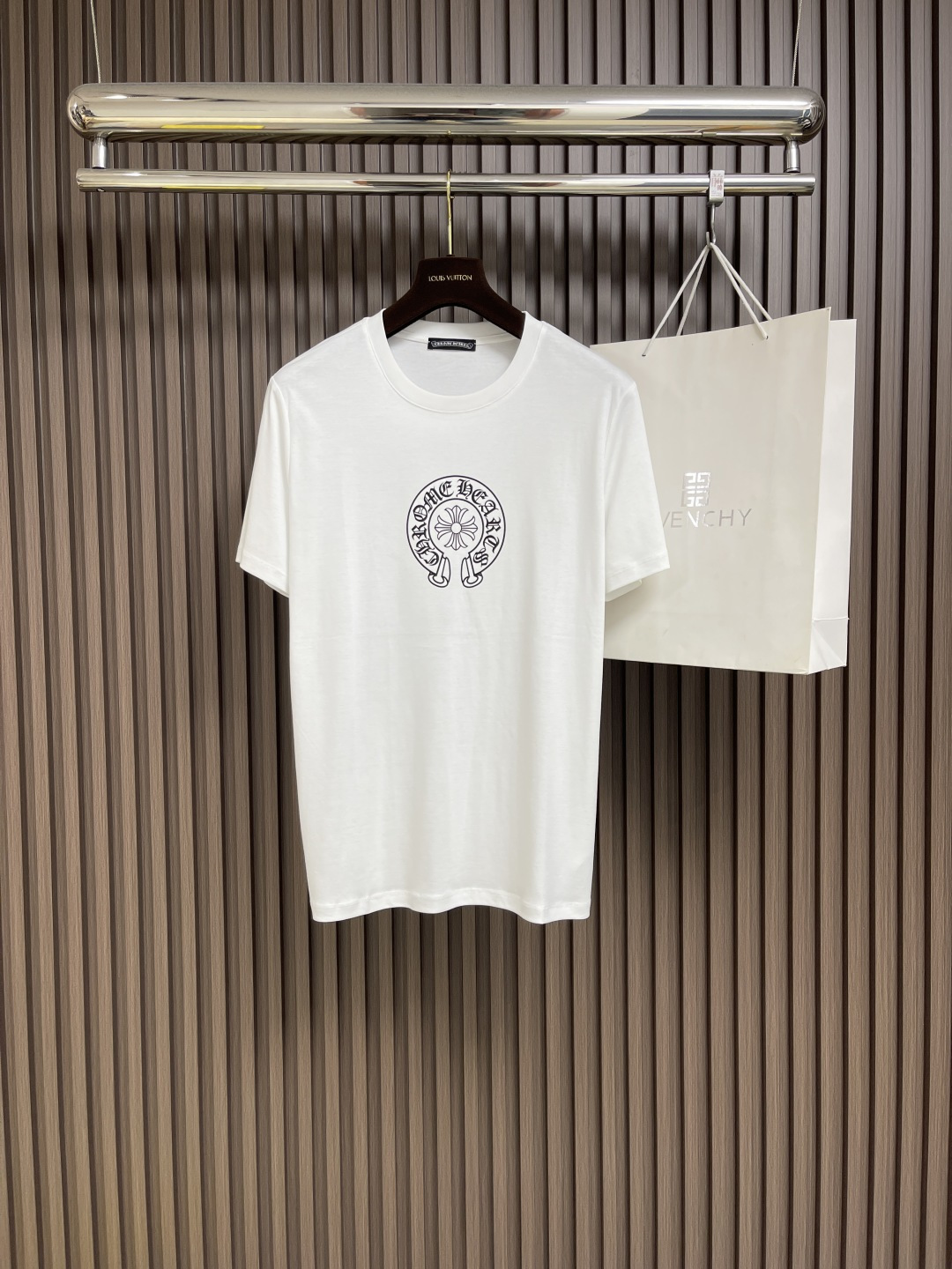 NO:159695,CH Croxin 2025FW Cross Print Short-Sleeve T-shirt Chrome Hearts Sanskrit, Chrome Hearts' iconic Sanskrit prints are ostentatious and mysterious. They instantly stand out from the crowd when they wear them, with a rock star aura. The bold prints break the dullness of conventional T-shirts and perfectly blend street trends with classic styles. It is perfect for daily going out on the street or attending music festivals!  Size 46-56 46 size clothes 67cm bust 95cm shoulder width 41.5cm 48 size clothes 69cm bust 100cm shoulder width 42.5cm 50 size clothes 71cm bust 105cm shoulder width 43.5cm 52 size clothes 73cm bust 110cm shoulder width 44.5cm 54 size clothes 75cm bust 115cm shoulder width 45.5cm 56 size clothes 76cm bust 120cm shoulder width 46.5cm, chrome hearts,chrome hearts, T-shirt,tees, t-shirt,alexander wang19860909CH 克罗心 2025FW十字花印花短袖T恤 Chrome Hearts梵文,Chrome Hearts标志性的梵文印花,张扬又神秘,穿上身瞬间从人群中脱颖而出,自带摇滚巨星气场.大胆的印花打破常规T恤的沉闷,将街头潮流与经典版型完美融合,日常出街或是参加音乐节都超合适！尺码46-56 46码衣长67cm 胸围95cm 肩宽41.5cm 48码衣长69cm 胸围100cm 肩宽42.5cm 50码衣长71cm 胸围105cm 肩宽43.5cm 52码衣长73cm 胸围110cm 肩宽44.5cm 54码衣长75cm 胸围115cm 肩宽45.5cm 56码衣长76cm 胸围120cm 肩宽46.5cm,,chrome hearts,chrome hearts,T-shirt,tees，t-shirt,alexander wang,Men's clothing