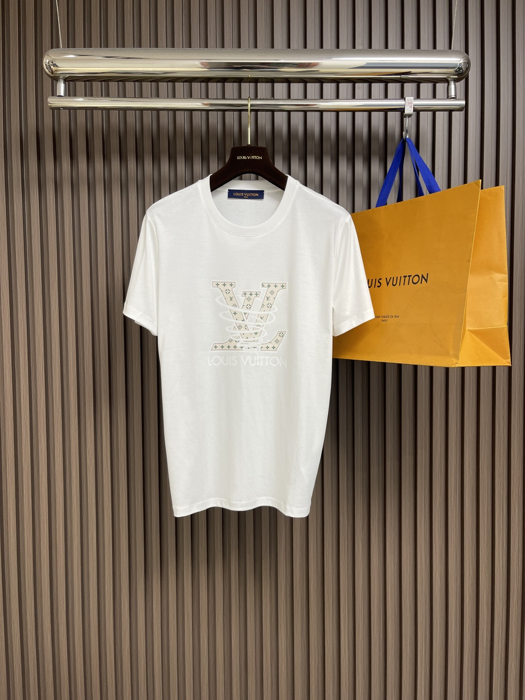 NO:159691,LV printed short-sleeved T-shirt adopts digital technology. Inkjet printing can achieve complex patterns and rich colors, spray ink evenly onto the surface of the fabric to form high-precision printing patterns. Drying and vaporization can promote the full combination of ink and fabric fibers, improve the firmness and brightness of color, and high-precision printing ensures the clarity and detail of the printing patterns. Size 46-56 46-code 67cm long bust 95cm shoulder width 41.5cm 48-code 69cm bust 100cm shoulder width 42.5cm 50-code 71cm bust 105cm shoulder width 43.5cm 52-code 73cm bust 110cm shoulder width 44.5cm 54-code 75cm bust 115cm shoulder width 45.5cm  56 size clothes length 76cm, bust 120cm, shoulder width 46.5cm, louis vuitton, T-shirt,tees, t-shirt,alexander wang19860909LV 印花短袖T恤,采用了数码技术,喷墨印花可以实现复杂的图案和丰富的色彩,将墨水均匀喷射到织物表面,形成高精度的印花图案.烘干和蒸化可以促使墨水与织物纤维充分结合,提高色彩的牢固度和鲜艳度,高精度打印确保印花图案的清晰度和细节表现.尺码46-56 46码衣长67cm 胸围95cm 肩宽41.5cm 48码衣长69cm 胸围100cm 肩宽42.5cm 50码衣长71cm 胸围105cm 肩宽43.5cm 52码衣长73cm 胸围110cm 肩宽44.5cm 54码衣长75cm 胸围115cm 肩宽45.5cm 56码衣长76cm 胸围120cm 肩宽46.5cm,,louis vuitton,T-shirt,tees，t-shirt,alexander wang,Men's clothing