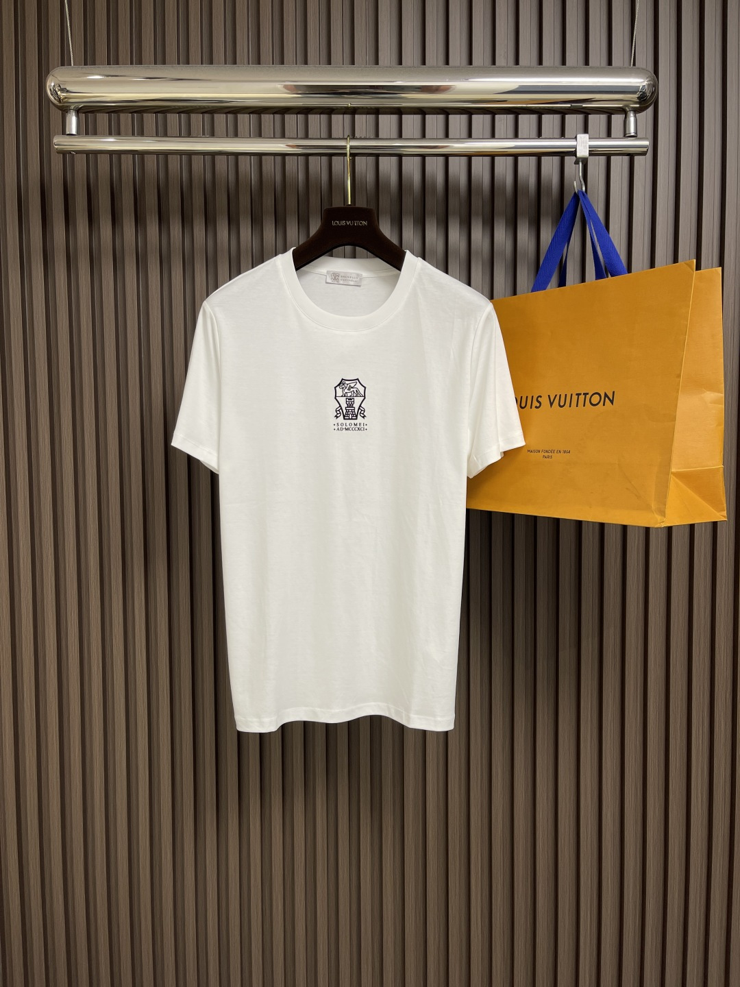 NO:159688,Brunello Cucinelli BC letter logo printed round neck T-shirt. Early spring series, customized long lemon cotton, cotton is soft and comfortable, light and breathable, simple and atmospheric, low-key and luxurious, and productive!  The chest is decorated with BC logo print, breaking the monotony of solid color design, elegant and elegant. It also has brand recognition. Size 46-56, brunello cucinelli,tees, t-shirt, alexander wang19860909Brunello Cucinelli BC 字母logo印花圆领T恤.早春系列,客供定制长绒棉、棉质柔软舒适、轻盈透气,简约大气、低调奢华、有品！胸前饰以BC徽标印花,打破纯色设计的单调感,优雅大方.又具有品牌辨识度.尺码46-56,,brunello cucinelli,tees，t-shirt,alexander wang,Men's clothing