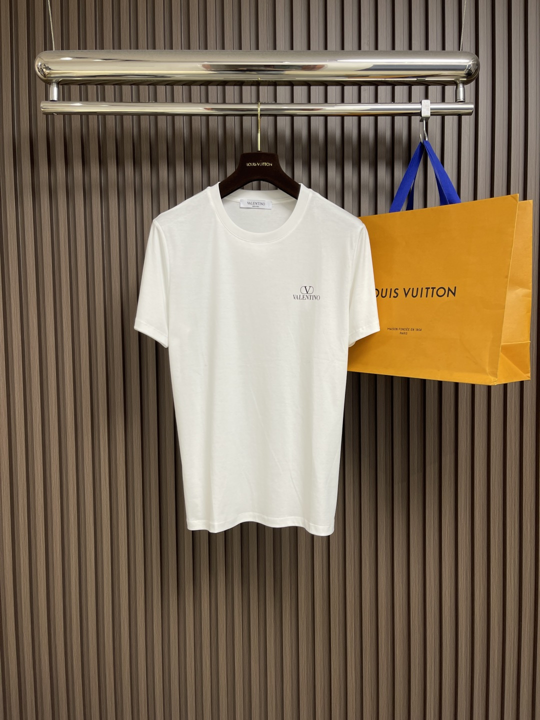 NO:159685,Valentino 2025SS offset logo cotton round neck pullover short-sleeved T-shirt, a limited-level high-end single product created by casual and versatile short-sleeved shirts for men and women, must-have for men and women!  Made of imported pure cotton fabrics, the fabric has an unparalleled silky feel and touch, skin-friendly, breathable and comfortable, and is very suitable for hot summer wear!  The body is decorated with elemental logo logos, and the craftsmanship is precise and three-dimensional and full. The casual and loose cut and ribbed round neck design can be matched with various outfits to create a fashionable matching look!  Size 46-56, valentino, T-shirt,tees, t-shirt,alexander wang19860909valentino 2025SS胶印logo棉质圆领套头短袖T恤,男女休闲百搭短袖衫创作的限量级高奢单品男女元素必入推荐！客供进口纯棉面料制作而成,面料拥有着无与伦比的丝滑手感与触感,着穿亲肤透气舒爽,非常适合酷热的夏日穿着！衣身饰以元素徽标logo点缀,工艺精准立体且饱满,休闲宽松的版型裁剪和罗纹圆领设计,可搭配各种装打造时尚的配套造型！尺码46-56,,valentino,T-shirt,tees，t-shirt,alexander wang,Men's clothing