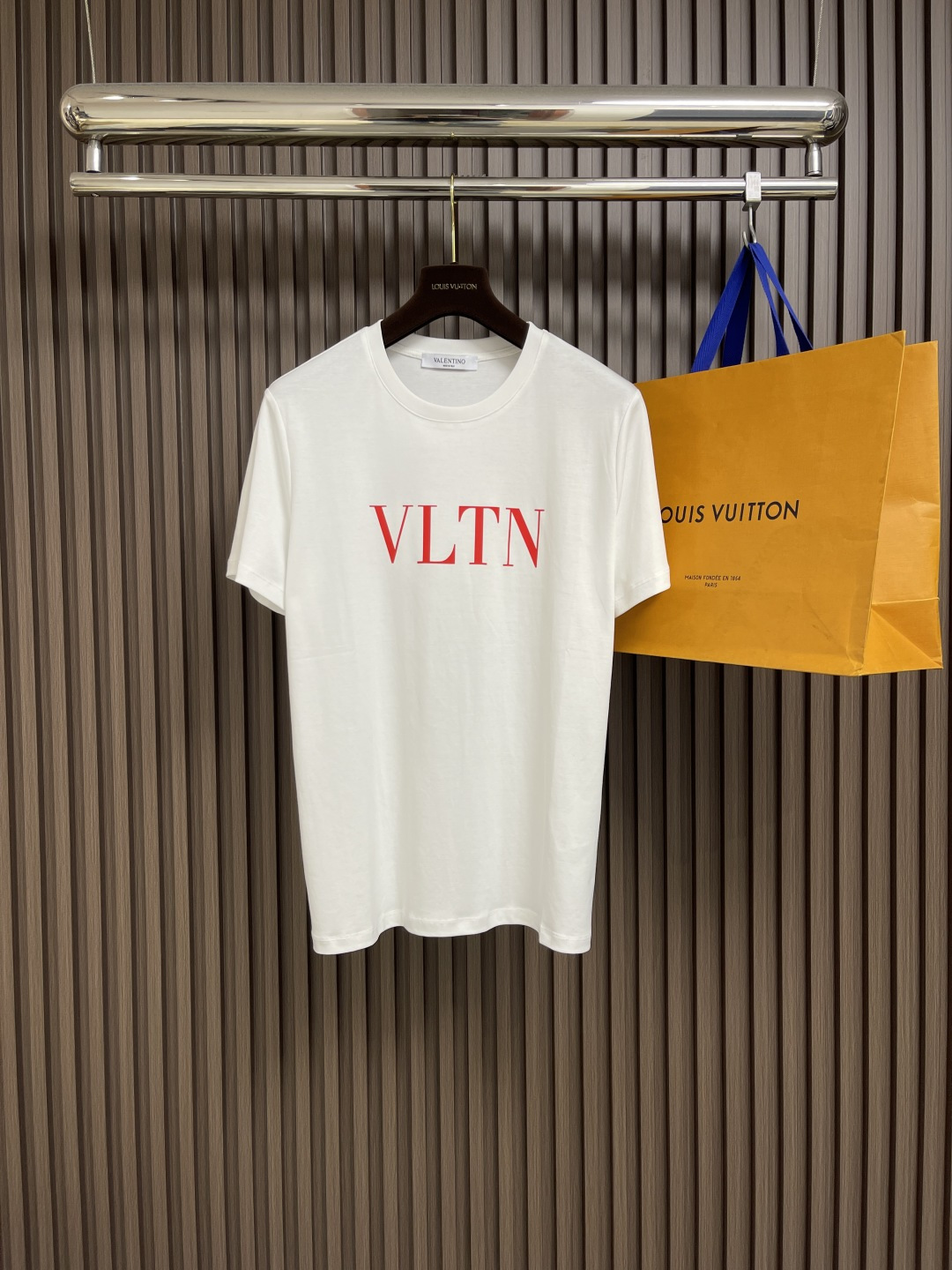 NO:159682,Valentino 2025SS early spring new short-sleeved round neck T-shirt, 380 high-g heavy round neck design, classic and simple, short-sleeved tailoring is suitable for daily wear, overall loose style, comfortable and comfortable to wear. Embroidery is provided on the front chest position, reinforced details highlights, back rope embroidery and printed design. Size 46-56, valentino, valentino, T-shirt, tees, t-shirt, alexander wang19860909valentino 华伦天奴2025SS早春新款短袖圆领T恤,380高克重圆领设计经典简约,短袖剪裁适配日常穿着 整体呈宽松版型,穿着舒适自在.前胸位置设刺绣 强化细节亮点后背绳绣加印花设计.尺码46-56,,valentino,valentino,T-shirt,tees，t-shirt,alexander wang,Men's clothing