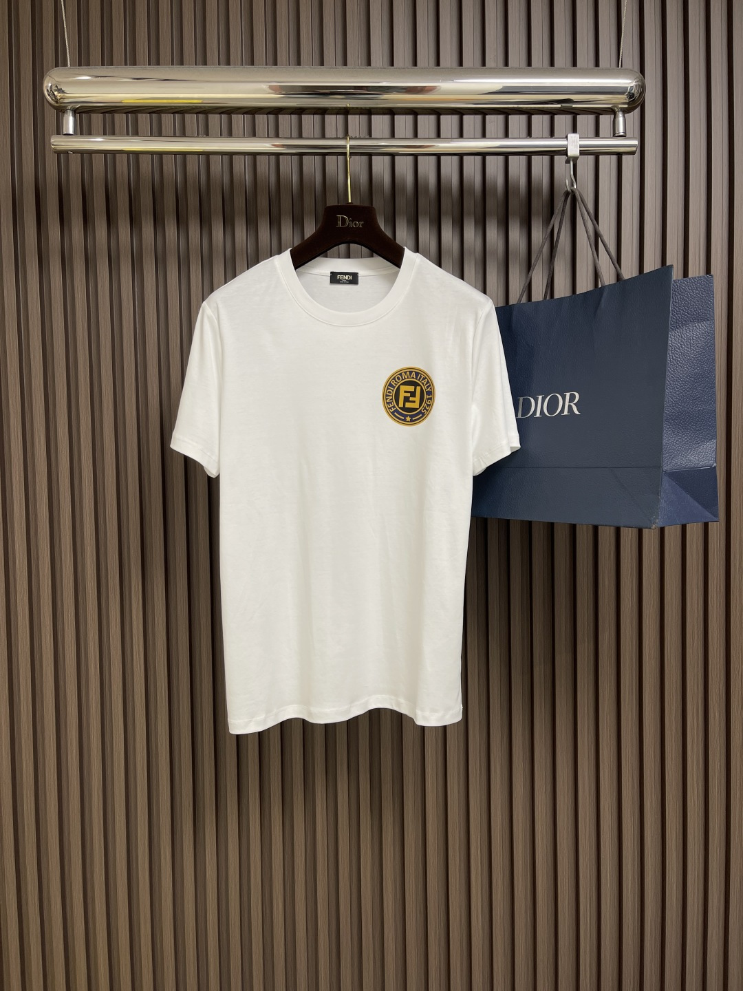 NO:411876,FENDI logo logo printed round neck T-shirt, this model is made of 50 double-strand yarn, with logo printed on the chest, wide cuffs and hem, and the front hem has a new mark, exquisite and fashionable!  Size 46-56 46 size clothes 67cm bust 95cm shoulder width 41.5cm 48 size clothes 69cm bust 100cm shoulder width 42.5cm 50 size clothes 71cm bust 105cm shoulder width 43.5cm 52 size clothes 73cm bust 110cm shoulder width 44.5cm 54 size clothes 75cm bust 115cm shoulder width 45.5cm 56 size clothes 76cm bust 120cm shoulder width 46.5cm, fendi,tees,t-shirt,alexander wang19860909FENDI logo标识印花圆领T恤,本款采用50支双股纱打造,胸前饰以标识印花,宽幅袖口和下摆,前下摆车有新唛,精致时尚！尺码46-56 46码衣长67cm 胸围95cm 肩宽41.5cm 48码衣长69cm 胸围100cm 肩宽42.5cm 50码衣长71cm 胸围105cm 肩宽43.5cm 52码衣长73cm 胸围110cm 肩宽44.5cm 54码衣长75cm 胸围115cm 肩宽45.5cm 56码衣长76cm 胸围120cm 肩宽46.5cm,,fendi,tees，t-shirt,alexander wang,Men's clothing