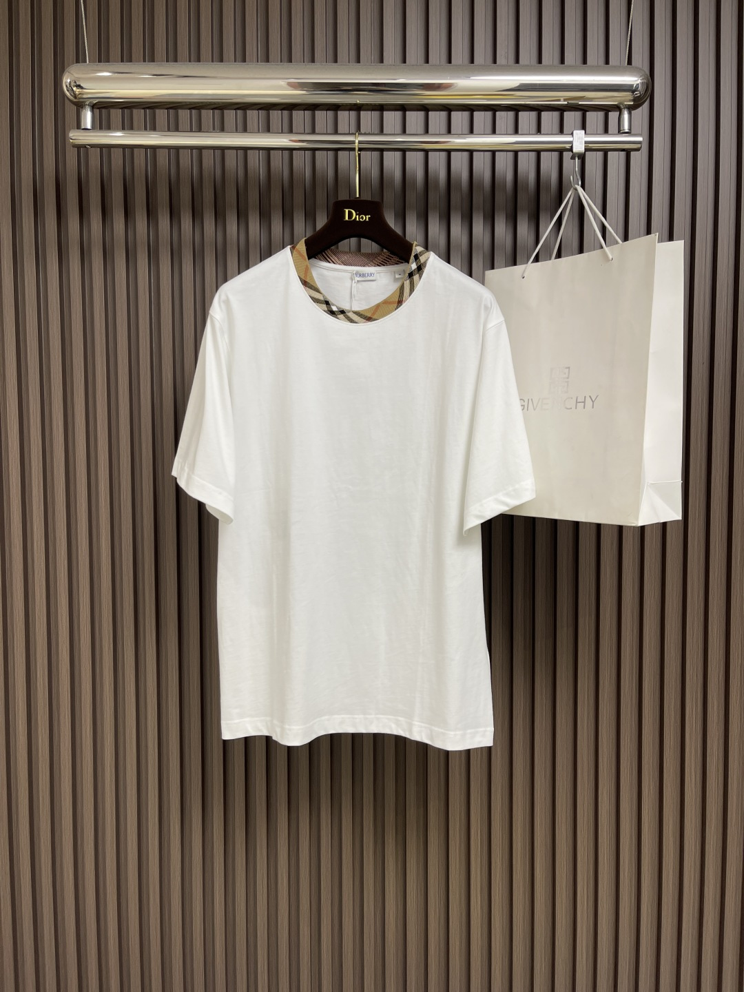 NO:161069,Burberry plaid collar short-sleeved T-shirt, using 15S fine cotton plain patterns, 230g; paired with 32S double yarn thread, 300g. Jacquard rib craft is one of the brand's iconic design elements, combining the classic Nova Che pattern and exquisite textile technology. Through mechanical jacquard loom, plaid patterns are directly weaved on the ribbed fabric; the pattern and the fabric are formed in one piece, with clear texture on both front and back sides, which are wear-resistant and not faded, and three-dimensional in touch. The concave and convex texture of the rib tissue, jacquard ribs need to accurately control the color and tension of the yarn to ensure the symmetry and coherence of the pattern. The overall line is straight and delicate, the fabric is comfortable and soft, and the color is consistent and has no color difference. It can be matched with the same style to create a fashionable shape, control various occasions, customize auxiliary materials, complete three standards, and the same style for men and women!  Size XS-L, Burberry, T-shirt,tees, t-shirt,alexander wang19860909Burberry 格纹领短袖T恤,采用15S精棉平纹,230g；搭配 32S双纱拉架螺纹,300g.提花罗纹工艺是其品牌标志性设计元素之一,结合了经典的Nova Che图案与精湛的纺织技术.通过机械提花织机,在罗纹织物上直接织出格纹的图案；图案与面料一体成型,正反面均有清晰纹理,耐磨、不易褪色,触感立体.罗纹组织的凹凸纹理,提花罗纹需精准控制纱线颜色与张力,确保图案的对称性与连贯性.整体走线平直细腻,面料舒适柔软,颜色一致无色差 能与同款搭配营造时尚造型,驾驭各种场合,定制辅料,三标齐全,男女同款！尺码XS-L,,burberry,T-shirt,tees，t-shirt,alexander wang,Men's clothing