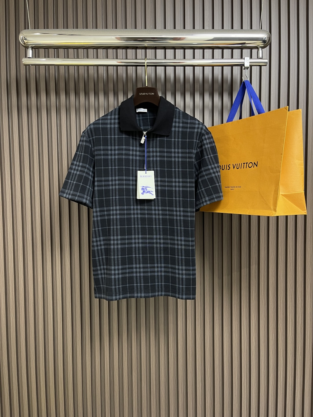 NO:411869,Top Shorts Burberry The plaid elastic cotton blended zippered Polo shorts set is made of triple gold proportion cotton blended fabric. The cotton fiber has the characteristics of natural skin-friendly, soft and strong water absorption. Its structural characteristics retain the breathability of the fabric and reduce the sense of stuffiness. The blessing of a small amount of elastic fiber and polyester fiber significantly improves the stretchability and elasticity of the fabric, while strengthening wrinkle resistance and conformity, reducing shrinkage. The plaid lines form through changes in the color of the yarn and the depth of the weaving method. The hidden relief effect has a smooth touch but rich visual layers. The jacquard process woven the pattern into the bones. Repeated washing of water will not fade or wear. The POLO collar uses 80 double-stranded combed cotton to remove short fibers to ensure that the collar is soft and skin-friendly. Through pre-shrinkage and shaping, it reduces the risk of shrinkage and deformation after garment, and enhances the wrinkle resistance of the collar. Size S-XL, burberry, shorts, gold, alexander wang19860909上衣 短裤 Burberry 格纹弹力棉质混纺拉链Polo短裤套装,选用三重黄金比例棉质混纺面料制成,棉纤维具有天然亲肤、柔软、吸水性强等特点.其结构特性保留了面料的透气性,减少闷热感.少量弹性纤维和聚酯纤维的加持显著提升了面料的伸张性和回弹性,同时强化抗皱性和保形性,降低缩水率.格纹线条通过纱线色彩与织法的深浅变化,形成若隐若现的浮雕效果,触感平滑却视觉层次丰富,提花工艺将图案编织入骨,反复水洗不易褪色,磨损.POLO领选用80支双股精梳棉,剔除短纤维,确保领部柔和亲肤,通过预缩定型处理,减少成衣后缩水变形风险,同时增强领面抗皱性.尺码S-XL,,burberry,shorts,gold,alexander wang,Men's clothing