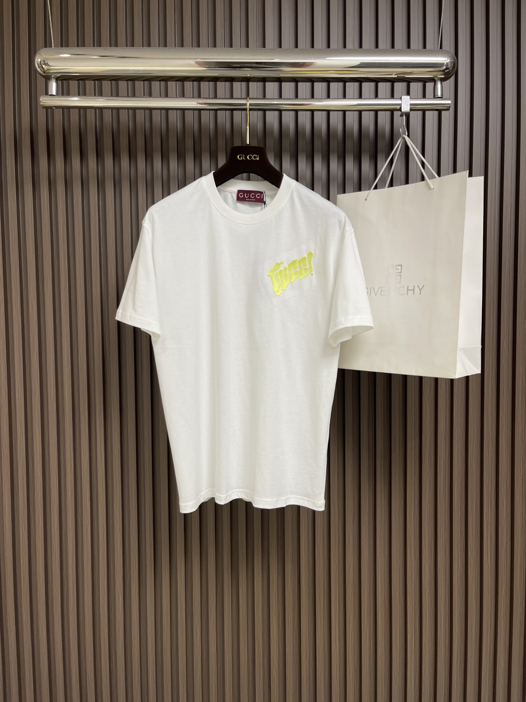 NO:411913,Gucci logo knitted cotton T-shirt. In the early autumn 2025 series, Chinese artist Currynew (Xiang Zhang) has creative ideas and ingenuity to incorporate new brand logos into men's ready-to-wear, leather and accessories works. This T-shirt is made of knitted cotton, with Gucci embroidery on the front and Gucci print on the back. Size S-XL, gucci,tees, t-shirt, alexander wang19860909Gucci 标识针织棉T恤,在2025早秋系列中,中国艺术家Currynew(Xiang Zhang）挥洒创意巧思,将全新品牌标识融入男士成衣、皮件和配饰作品中.这款T恤采用针织棉材质,正面饰有Gucci刺绣,背面饰有Gucci印花.尺码S-XL,,gucci,tees，t-shirt,alexander wang,Men's clothing