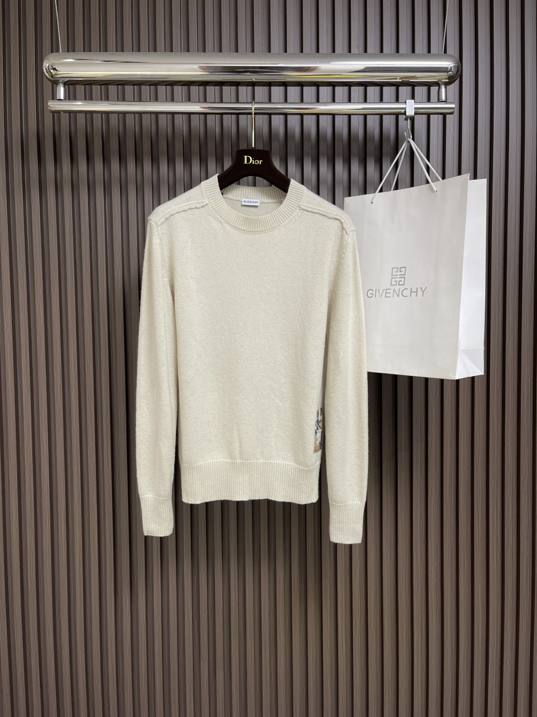 NO:162274,Burberry 2025ss new wool knitted sweater, knitted in Italian workshops, presenting a regular style. It uses round neck style and cleverly blends the Burberry check, brand logo and Equestrian Knight logo (EKD), creatively reinterprets the label design of the brand's iconic Trench coat. Size S-XL, burberry, sweaters, alexander wang19860909Burberry 2025ss新款羊毛针织毛衣,于意大利工坊针织打造,呈现常规版型.采用圆领款式,饰牌贴花巧妙融合 Burberry 格纹、品牌徽标和马术骑士徽标（EKD),创意重释品牌标志性 Trench 风衣的标签设计.尺码S-XL,,burberry,sweaters,alexander wang,Men's clothing