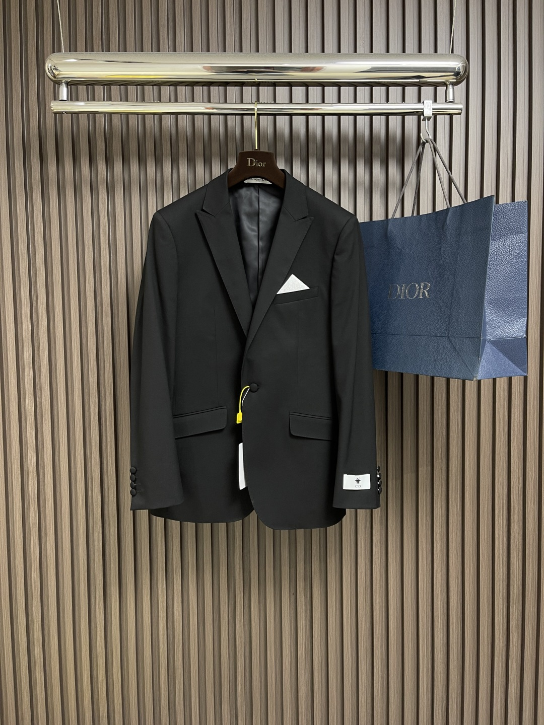 NO:162285,The whole set is removable and sold single suit P trousers P Dior 2025SS early spring new lapel suit jacket trousers set, the fabric is super high density and fine and thin, the texture is very scratchy and delicate, and has good thermal and anti-wrinkle function. It has excellent ductility and exquisite details. The selected top-level special horn buckles have a natural texture structure. Each buckle is unique. The labeled logo lining enriches details, and the fashionable and stunning details are handled!  The tailoring is invincible, and it follows the signature slim slim style, and every inch is well grasped. The upper body is full, the introverted and mature fashionable high-end gray is very easy to highlight the tone of temperament, both solemn and harmonious, and can handle various occasions and be extremely good at meeting the best quality. The trousers are 29-38. The suit is 46-58.,dior, jackets & coats,business suit,alexander wang19860909整套 可拆卖 单西服P 西裤P Dior 2025SS早春新款翻领西装外套西裤套装,面料超高密度且精细轻薄,质地挺刮细腻,并具备良好的免烫抗皱功能,延展性非常优越,细节精致考究,甄选的顶级特牛角扣,有着天然纹理构造,每粒扣都是独一无二的存在,标签化logo内衬丰富了细节,时髦而惊艳的细节处理！剪裁无敌,沿袭了招牌性slim修身版型,每一寸都拿捏到位,上身型款十足,内敛轻熟的时髦高级灰,极易凸显气质的色调,亦庄亦谐,驾驭各种场合,可遇而不可求的极品.西裤码数29-38 西服码数46-58,,dior,jackets & coats,business suit,alexander wang,Men's clothing