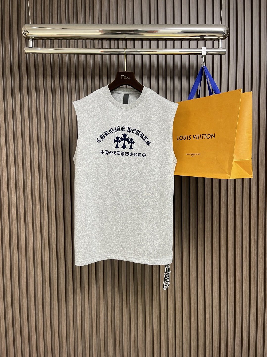 NO:411875,CH Croxin 2025ss new flocking series Sanskrit sleeveless vest, pure cotton fabric is comfortable, customized color, and the overall style is slightly loose, but it looks really slim and won't be too exposed when worn alone. Instead, it has a very atmosphere. It is OK to wear a jacket on the outside, which is a hot item that cannot be missed!  Size S-XL, Chrome hearts, jackets & coats, alexander wang19860909CH 克罗心 2025ss新款植绒系列梵文字母无袖背心,纯棉面料舒适,定制颜色,整体是略微宽松的版型,但是真的很显瘦,单穿也不会太露,反而很有氛围感,外面搭外套也OK,不可错过的爆款单品！尺码S-XL,,chrome hearts,jackets & coats,alexander wang,Men's clothing