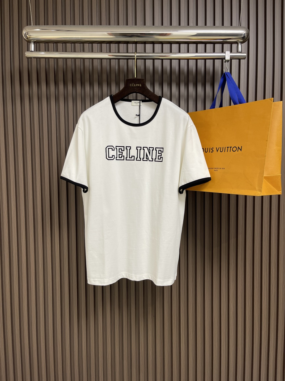 NO:159681,CELINE flocked printed round neck short-sleeved T-shirt, using 24S special textile tight cotton fabric, 185g; matched with 32S double yarn thread, 220g. The tight spinning strength is higher than that of traditional single yarn, and the single fibers in the tight yarn are arranged tightly, which helps to improve the strength of the yarn. The letter pattern uses transfer flocking technology, and uses thermal transfer technology to support a solid adhesive molding printing pattern. At the same time, the components of flocking printing are made of nylon material, which has good anti-fouling performance and waterproof function. The overall wiring is straight and delicate, the fabric is comfortable and soft, and the color is consistent and has no color difference. It can be matched with the same style to create a fashionable shape, control various occasions, customize auxiliary materials, complete three standards, and the same style for men and women!  Size S-XL, celine, T-shirt,tees, t-shirt,alexander wang19860909CELINE 植绒印花圆领短袖T恤,采用24S特种纺织紧密棉面料,185g；搭配32S双纱螺纹,220g.紧密纺强力比传统单纱高,紧密纱中的单纤维排列紧密,有助于提高纱线的强力.字母图案选用转移植绒工艺,以热转印技术加持牢固粘合剂成型印花图案.同时植绒印花的成分采用尼龙材质,尼龙本身具有良好的防污性能和防水功能.整体走线平直细腻,面料舒适柔软,颜色一致无色差 能与同款搭配营造时尚造型,驾驭各种场合,定制辅料,三标齐全,男女同款！尺码S-XL,,celine,T-shirt,tees，t-shirt,alexander wang,Men's clothing