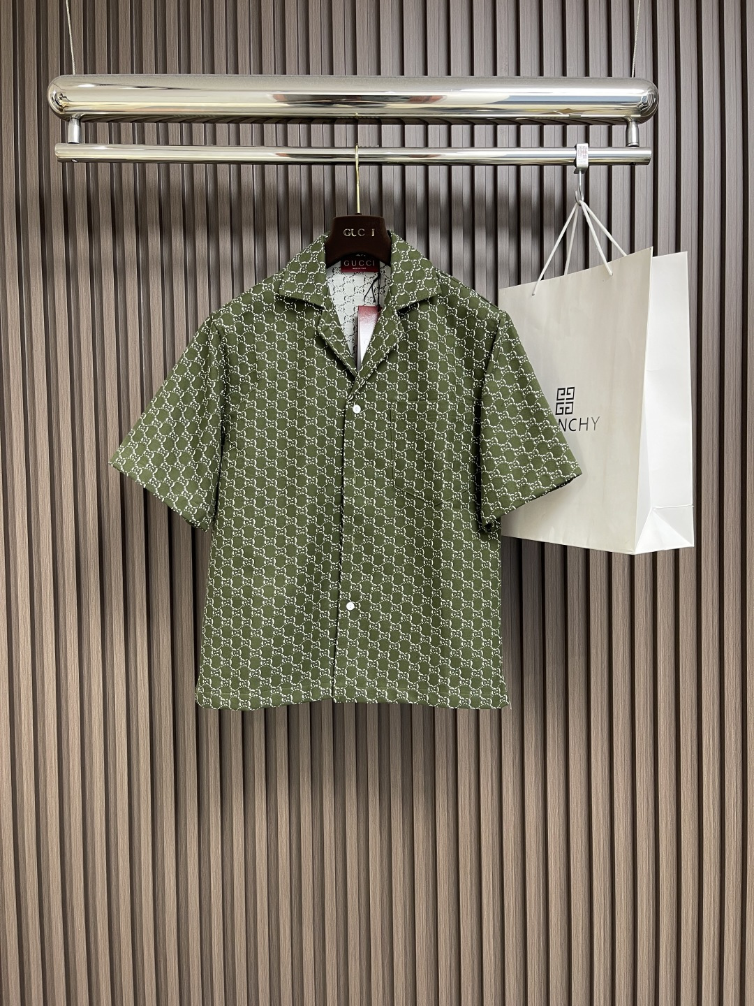 NO:162268,GUCCI 2025 new Lido series full-print short-sleeved shirts. As part of the Lido series, this item draws inspiration from the Italian coast's summer style and beach club. This regular short-sleeved sleeve is crafted in grey and white twill mulberry silk, with a full embellishment of light and shadow effect prints. Size S-XL, gucci,shirts, T-shirt, alexander wang19860909GUCCI 2025新款Lido系列满印短袖衬衫,作为 Lido系列的一部分,这件单品从意大利海岸的夏日风情和海滩俱乐部汲取灵感.这款常规版型短袖以灰色和白色斜纹桑蚕丝匠心打造,通体缀饰光影效果印花.尺码S-XL,,gucci,shirts,T-shirt,alexander wang,Men's clothing