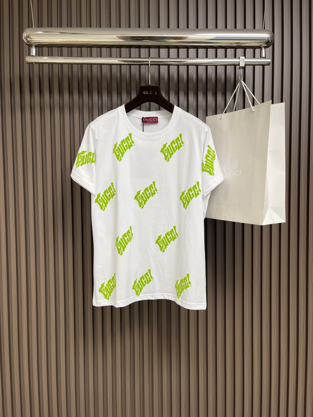 NO:162244,GUCCI 2025ss new barrage printed round neck short-sleeved T-shirt, made of heavy white knitted cotton, the whole body of lemon green Gucci print adds a fresh atmosphere. Size S-XL, gucci, T-shirt, tees, t-shirt, alexander wang19860909GUCCI 2025ss新款弹幕印花圆领短袖T恤,采用重磅白色针织棉制成,通体柠檬绿Gucci印花倍添清新气息.尺码S-XL,,gucci,T-shirt,tees，t-shirt,alexander wang,Men's clothing